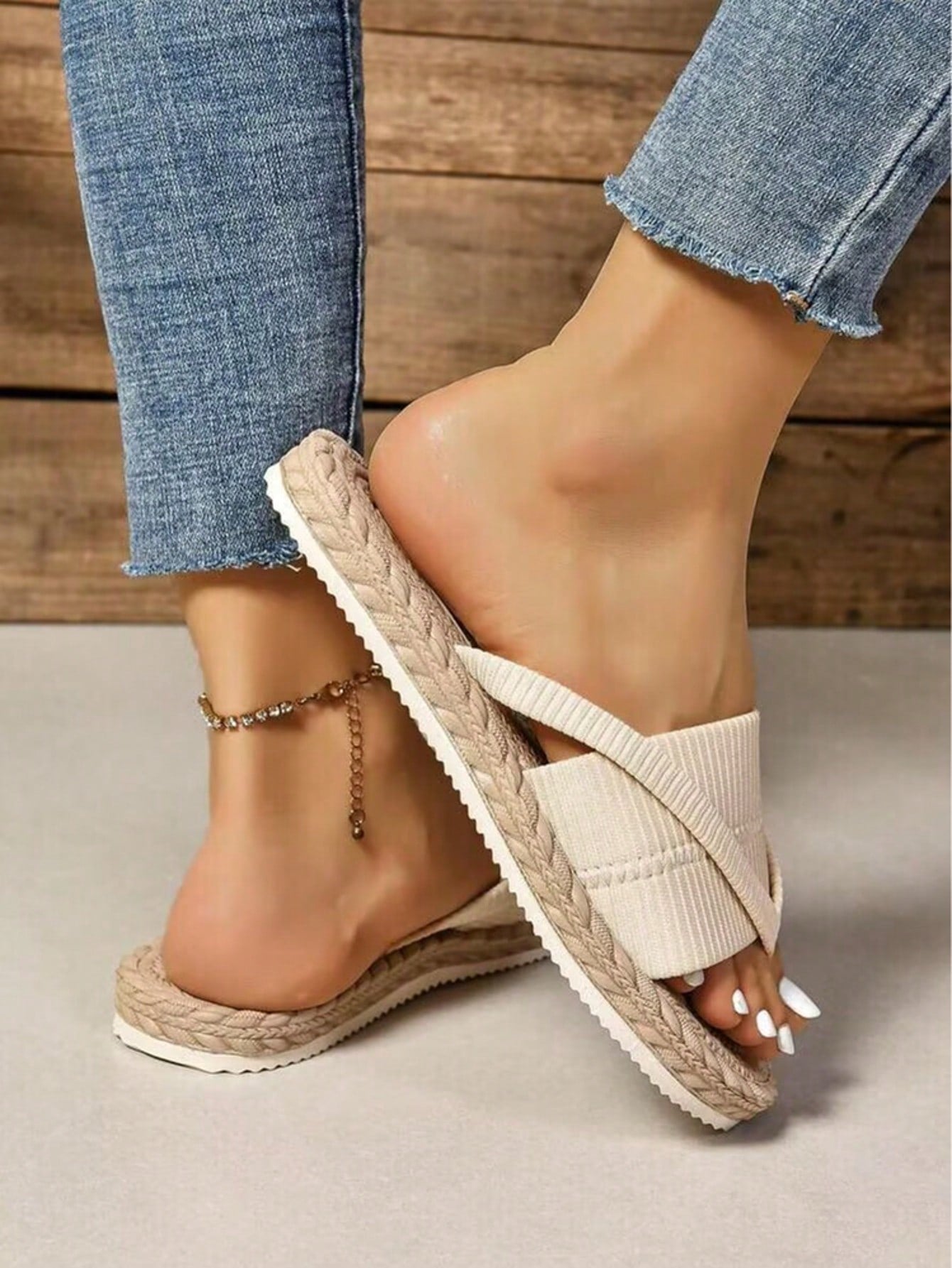 Women's open-toe flat beach sandals with toe ring strap and bow decoration, lightweight slip-on style for vacation and outdoor use.