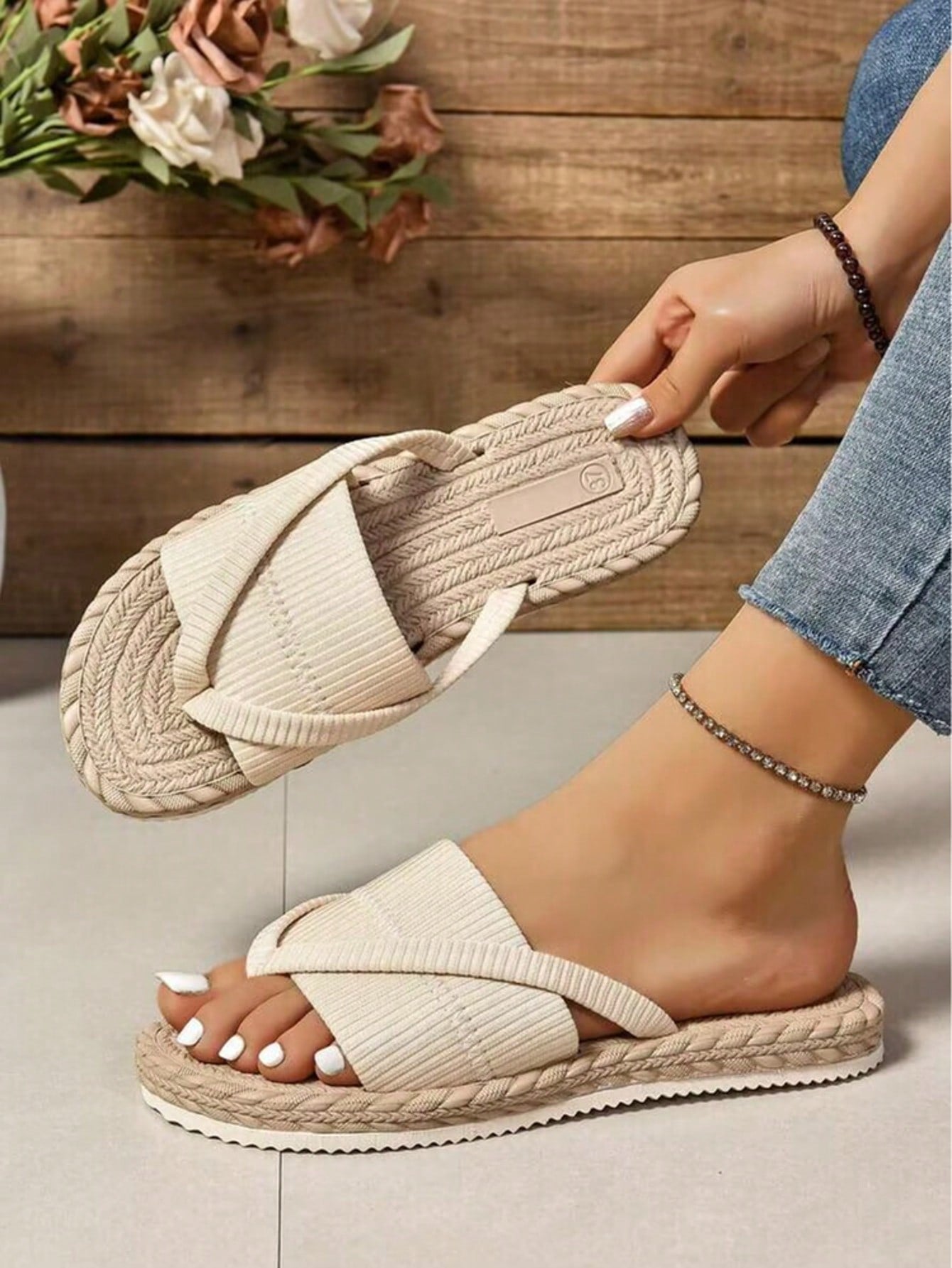Women's open-toe flat beach sandals with toe ring strap and bow decoration, lightweight slip-on style for vacation and outdoor use.