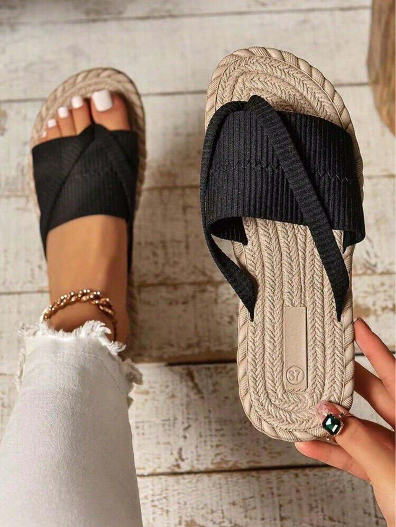 Women's open-toe flat beach sandals with toe ring strap and bow decoration, lightweight slip-on style for vacation and outdoor use.