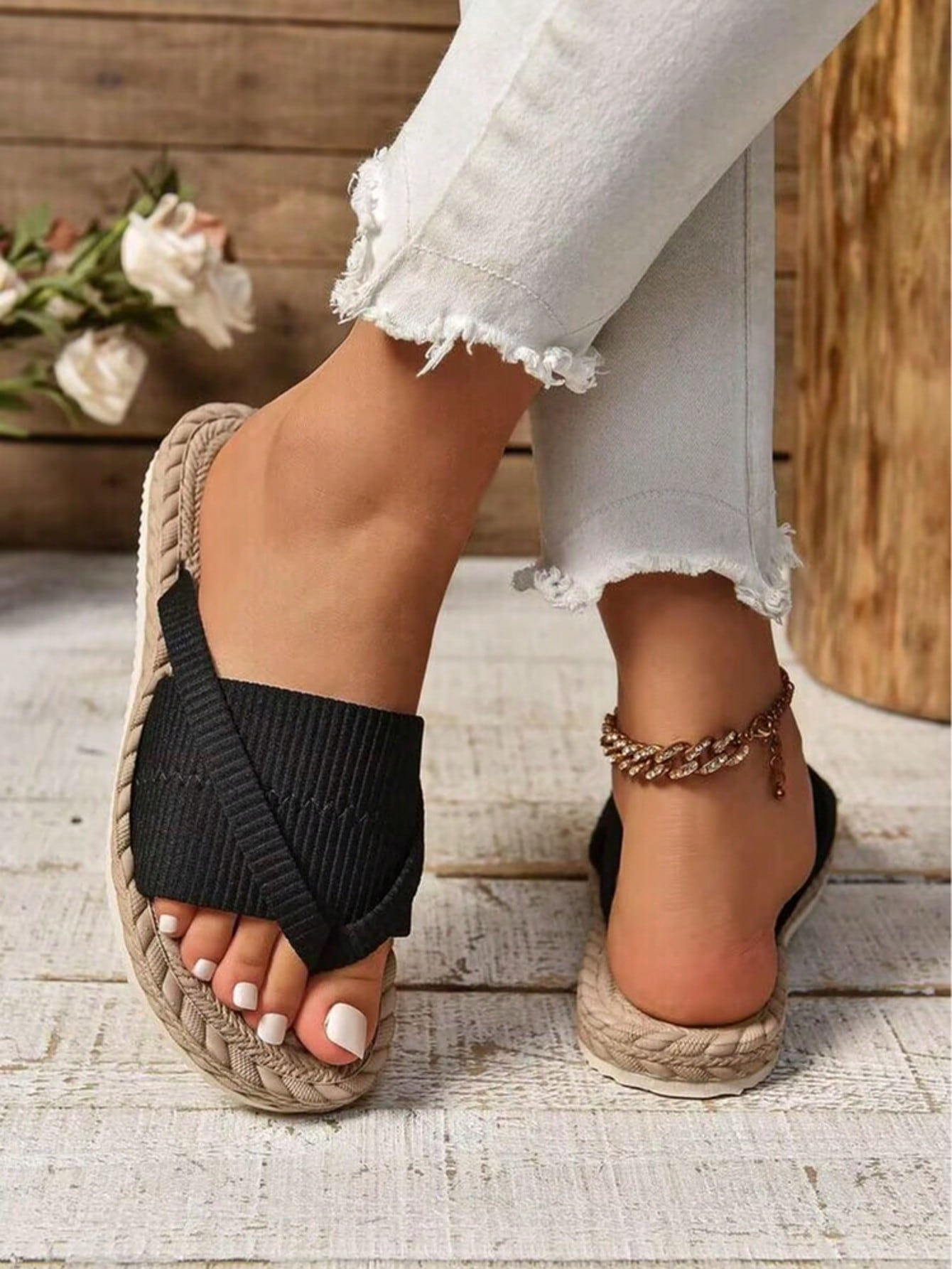 Women's open-toe flat beach sandals with toe ring strap and bow decoration, lightweight slip-on style for vacation and outdoor use.