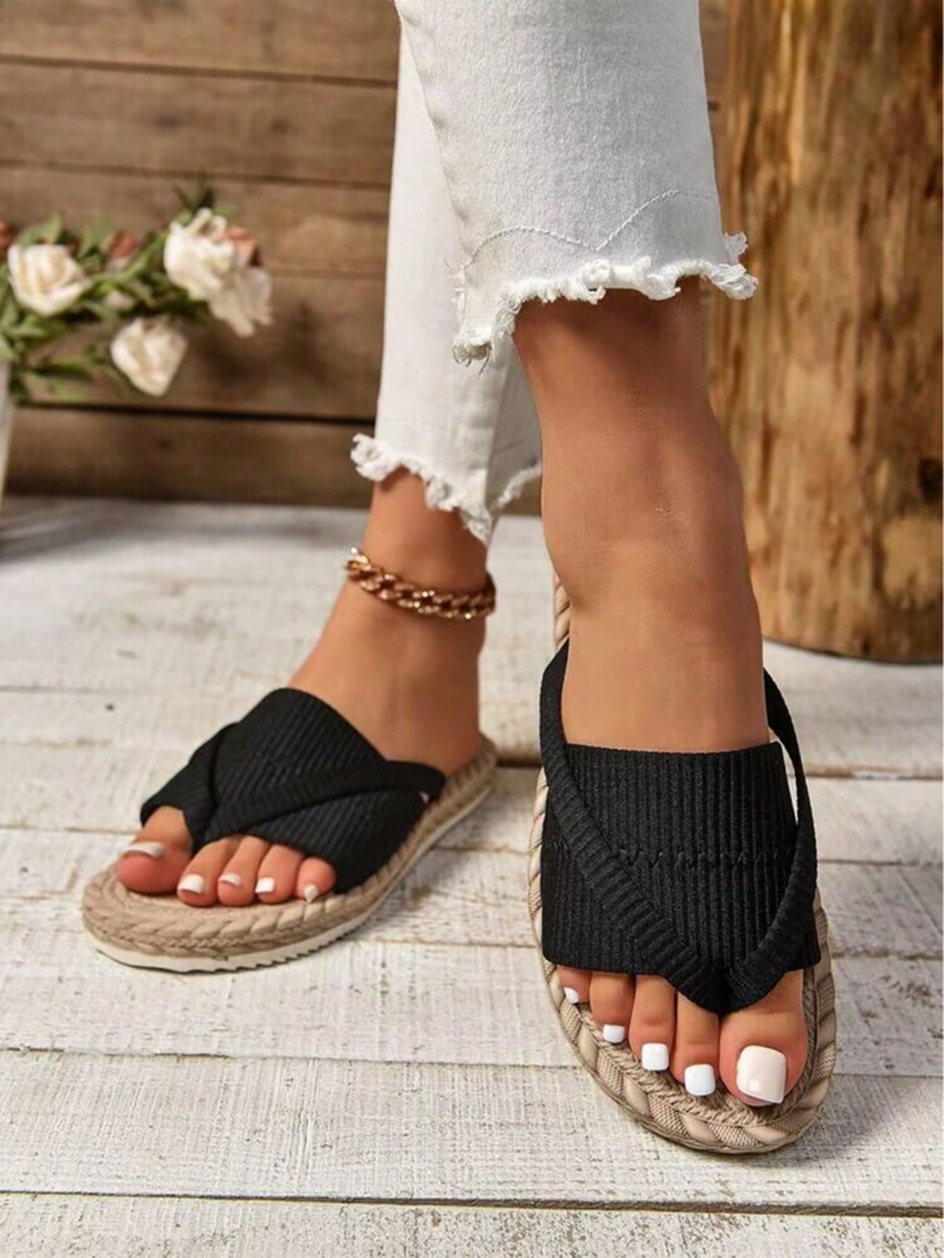 Women's open-toe flat beach sandals with toe ring strap and bow decoration, lightweight slip-on style for vacation and outdoor use.