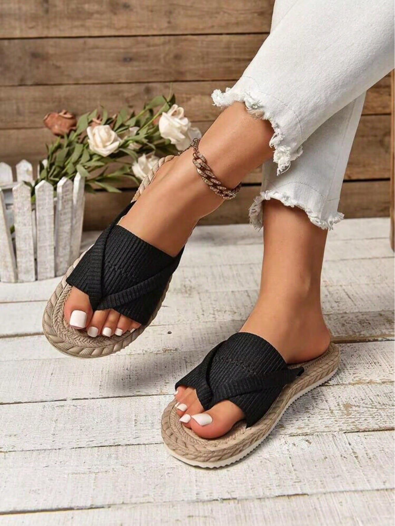 Women's open-toe flat beach sandals with toe ring strap and bow decoration, lightweight slip-on style for vacation and outdoor use.