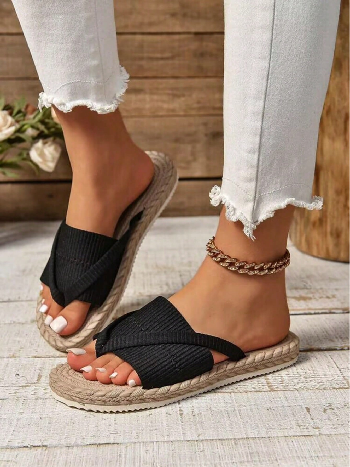 Women's open-toe flat beach sandals with toe ring strap and bow decoration, lightweight slip-on style for vacation and outdoor use.