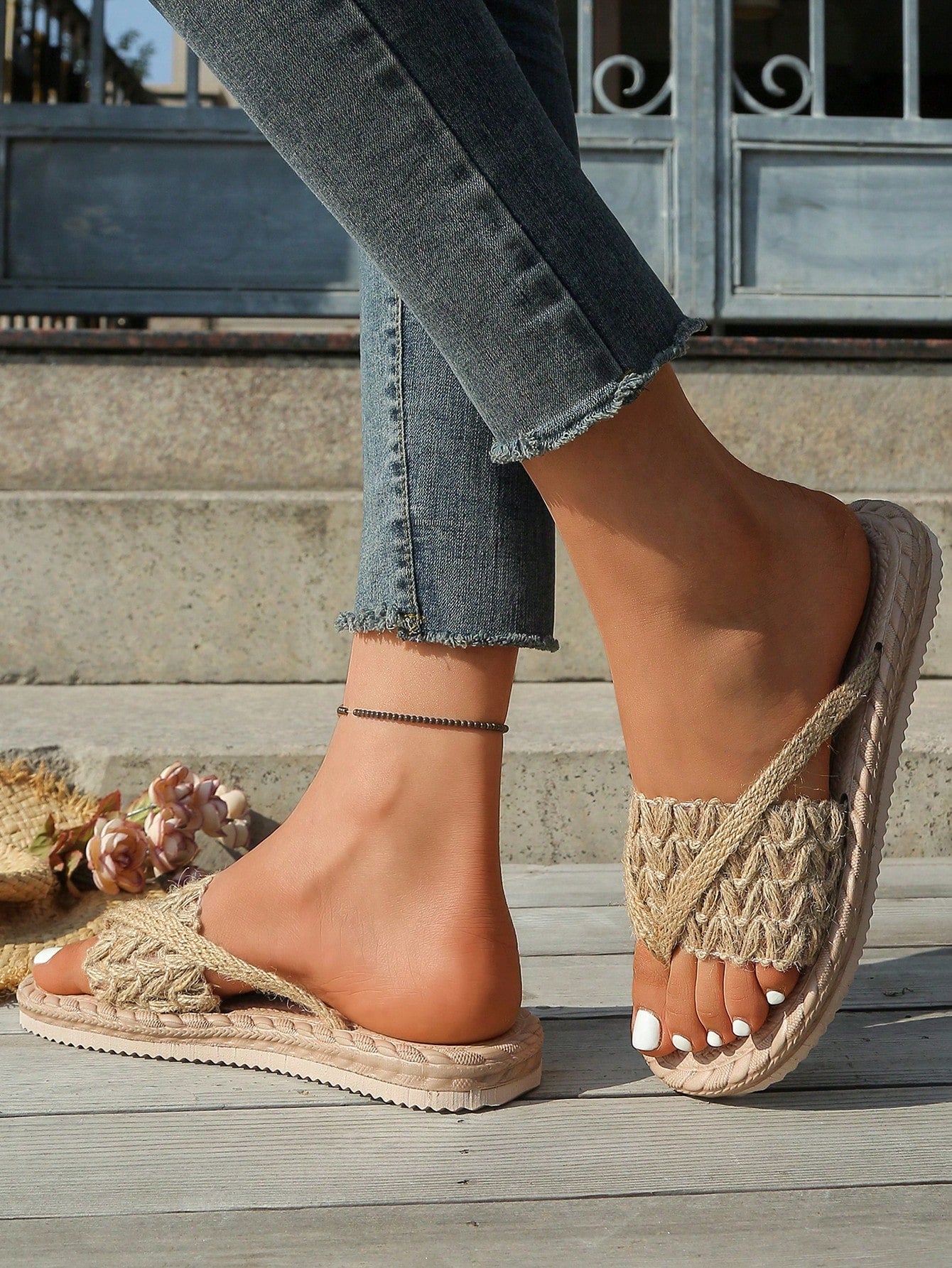 Women's open-toe flat beach sandals with toe ring strap and bow decoration, lightweight slip-on style for vacation and outdoor use.