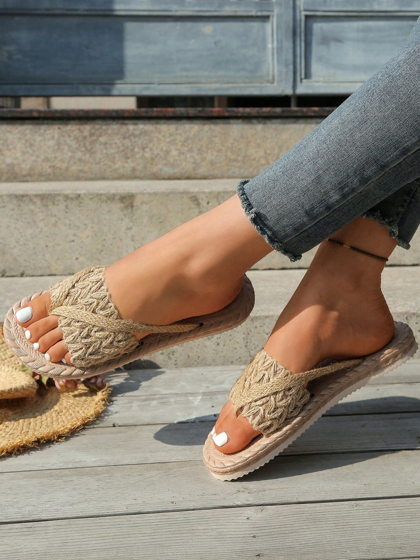 Women's open-toe flat beach sandals with toe ring strap and bow decoration, lightweight slip-on style for vacation and outdoor use.