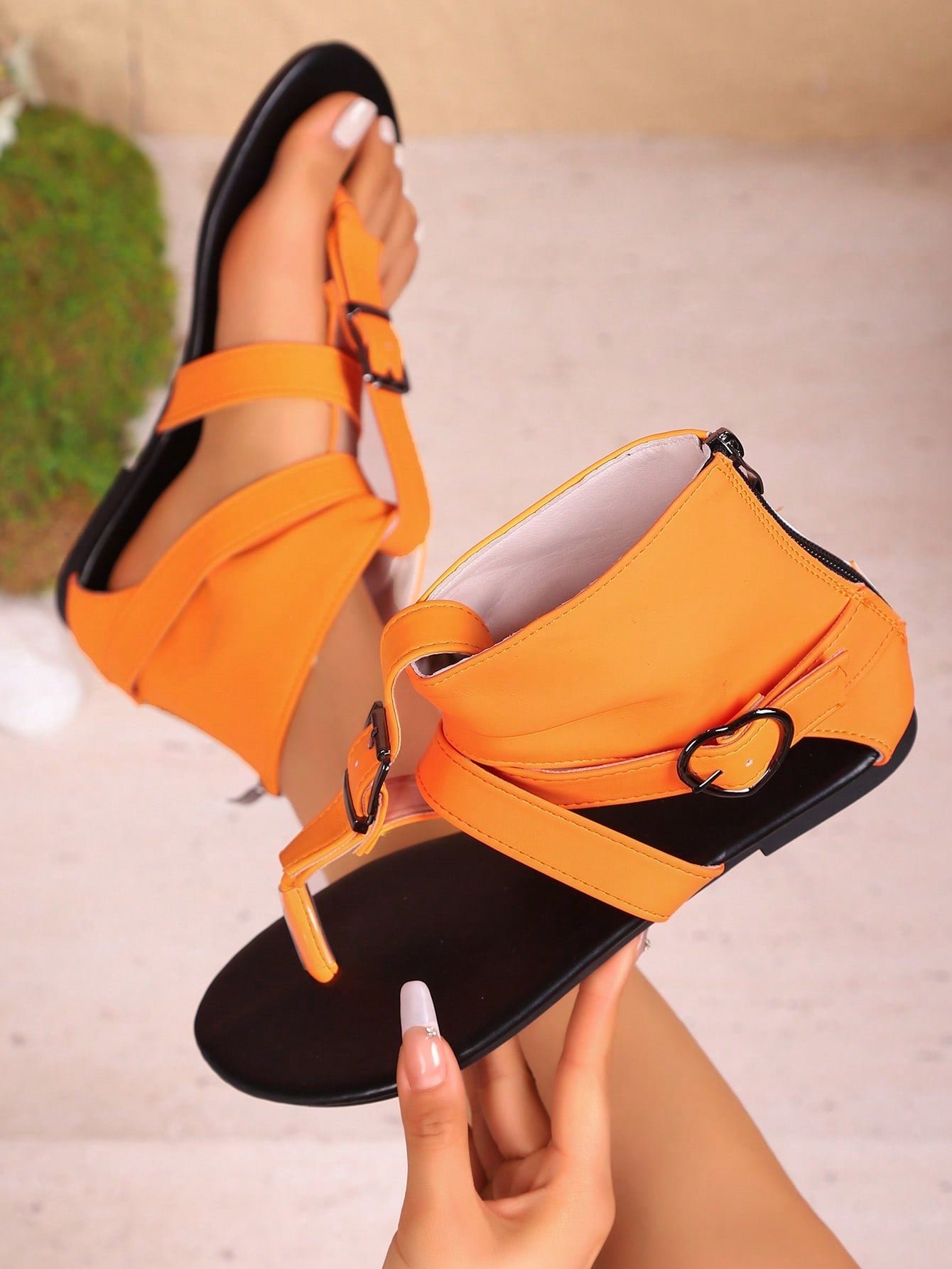 Women’s flat Roman gladiator sandals with buckle straps and a back zipper, designed in a fashionable outdoor style.