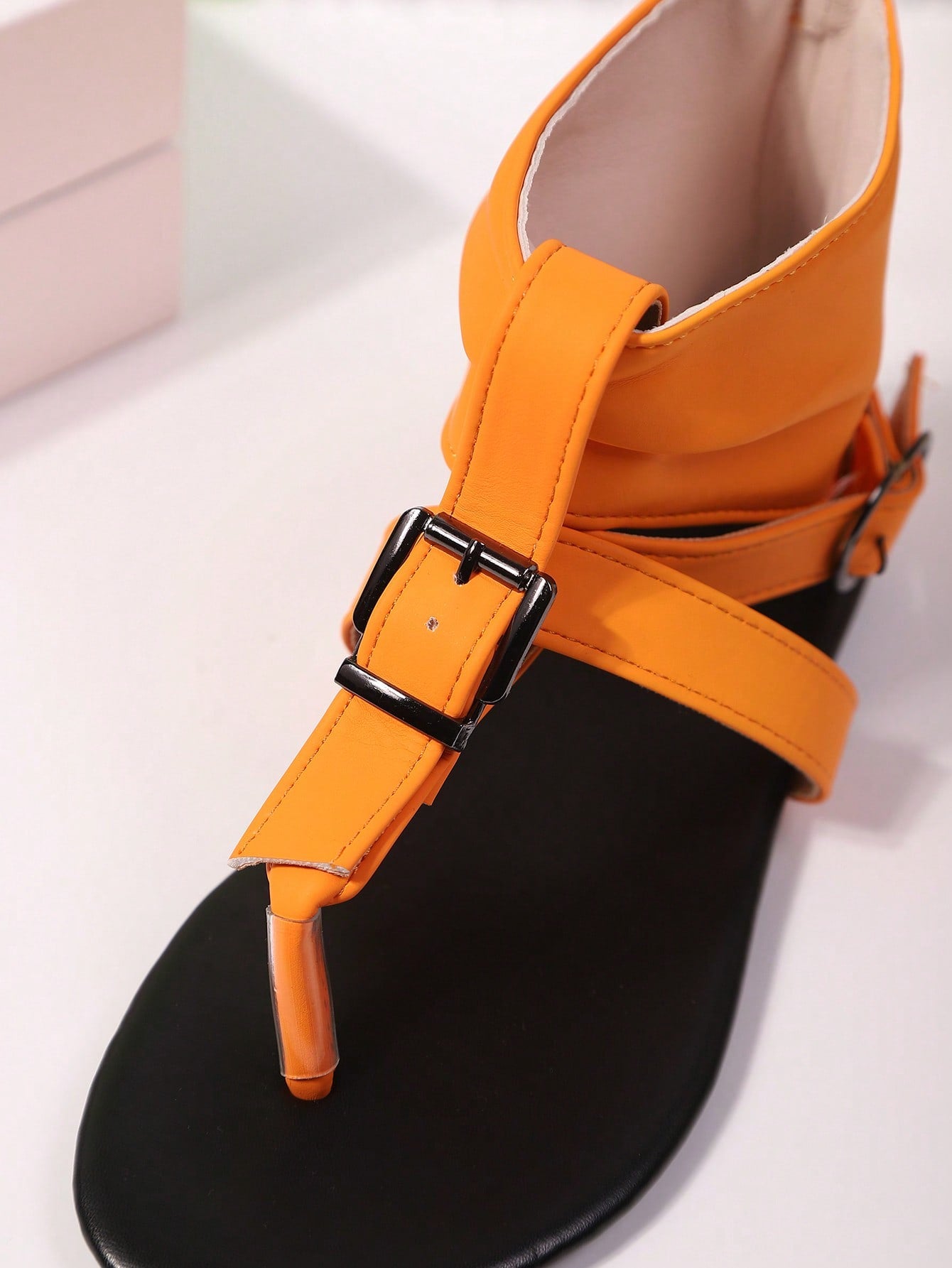 Women’s flat Roman gladiator sandals with buckle straps and a back zipper, designed in a fashionable outdoor style.
