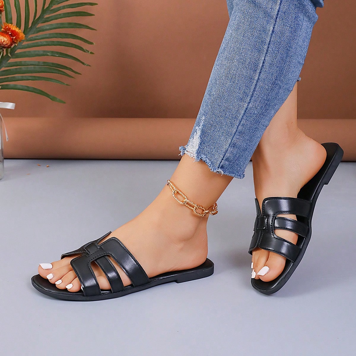 Women’s flat open-toe slide sandals featuring rope strap detail, designed for outdoor and vacation wear.