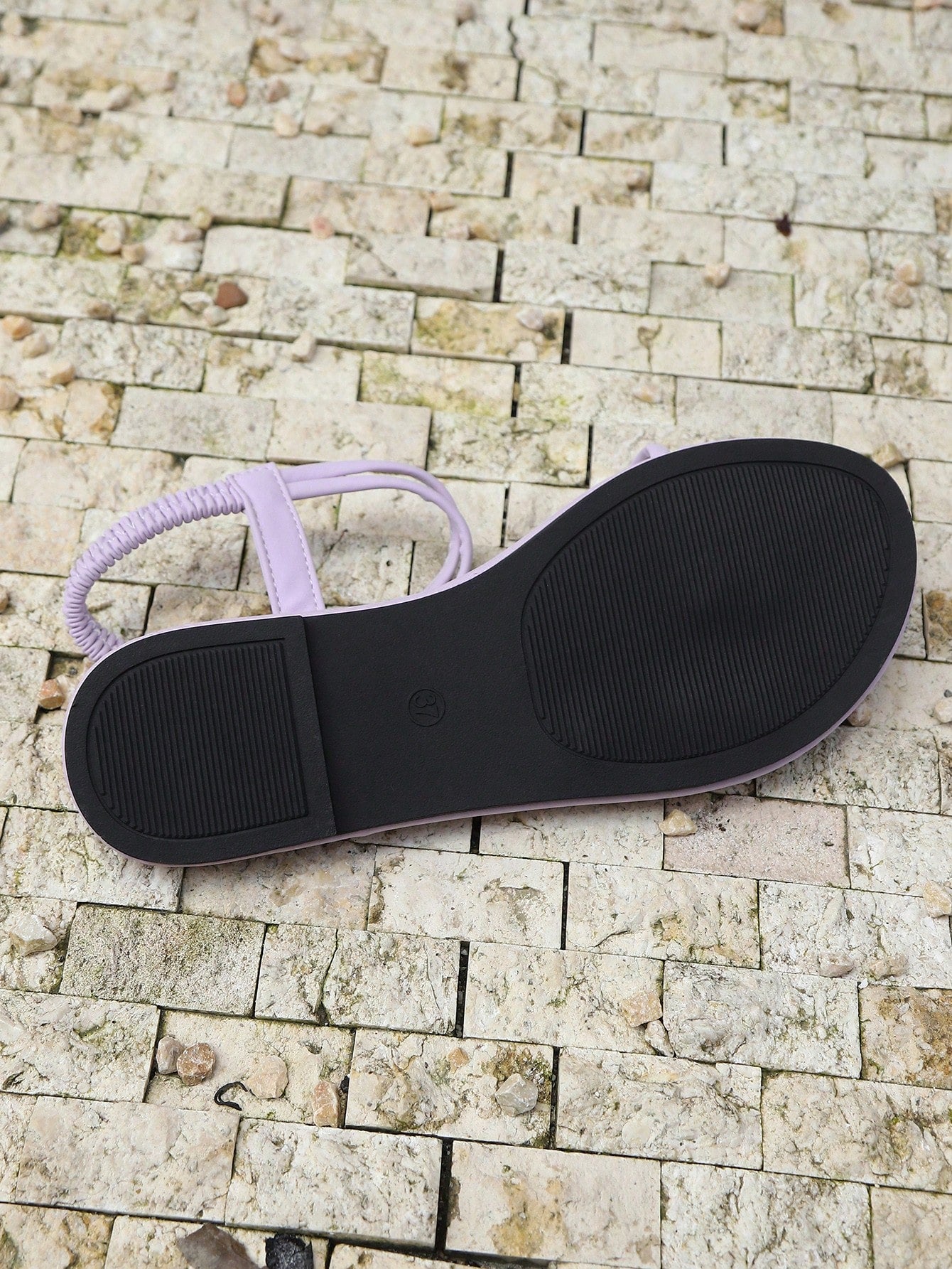 Women's minimalist multi-strap flat open-toe sandals in a classic casual style for daily wear, commuting, beach, travel, gatherings, and holidays.