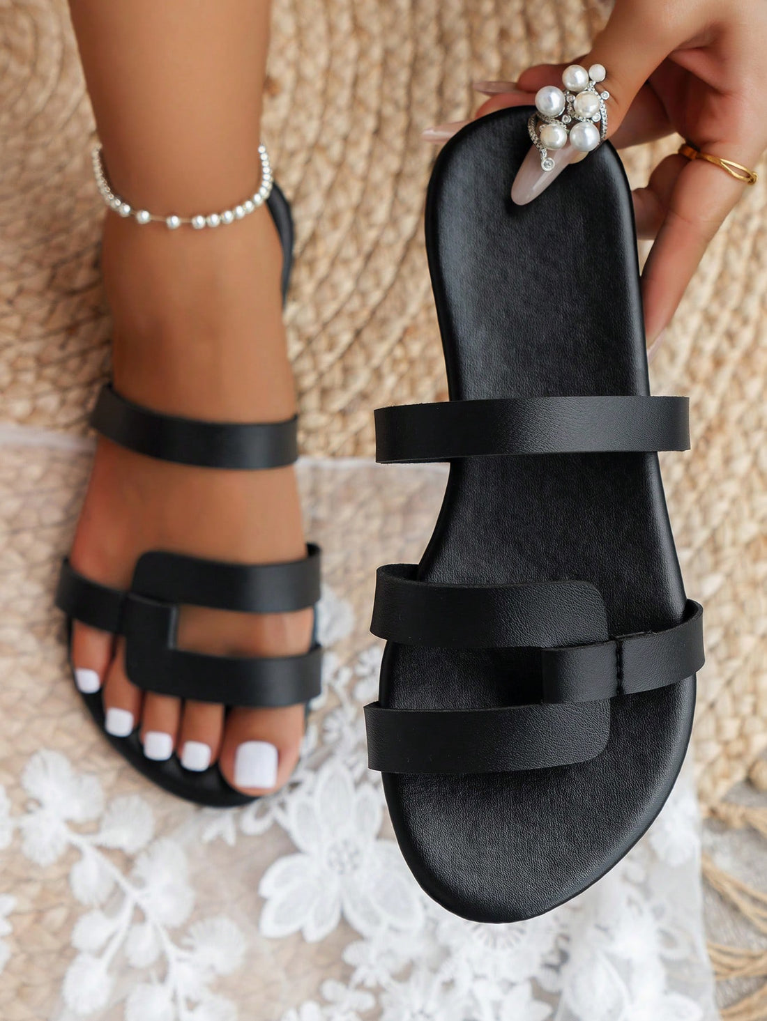 Women’s minimalist flat slingback sandals with an open-toe design, suitable for casual daily wear, commuting, and vacation outfits.