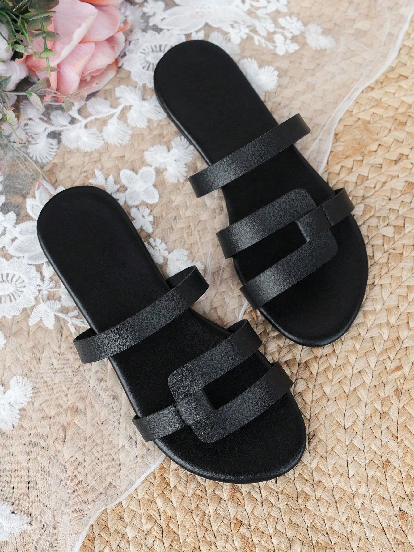 Women’s minimalist flat slingback sandals with an open-toe design, suitable for casual daily wear, commuting, and vacation outfits.