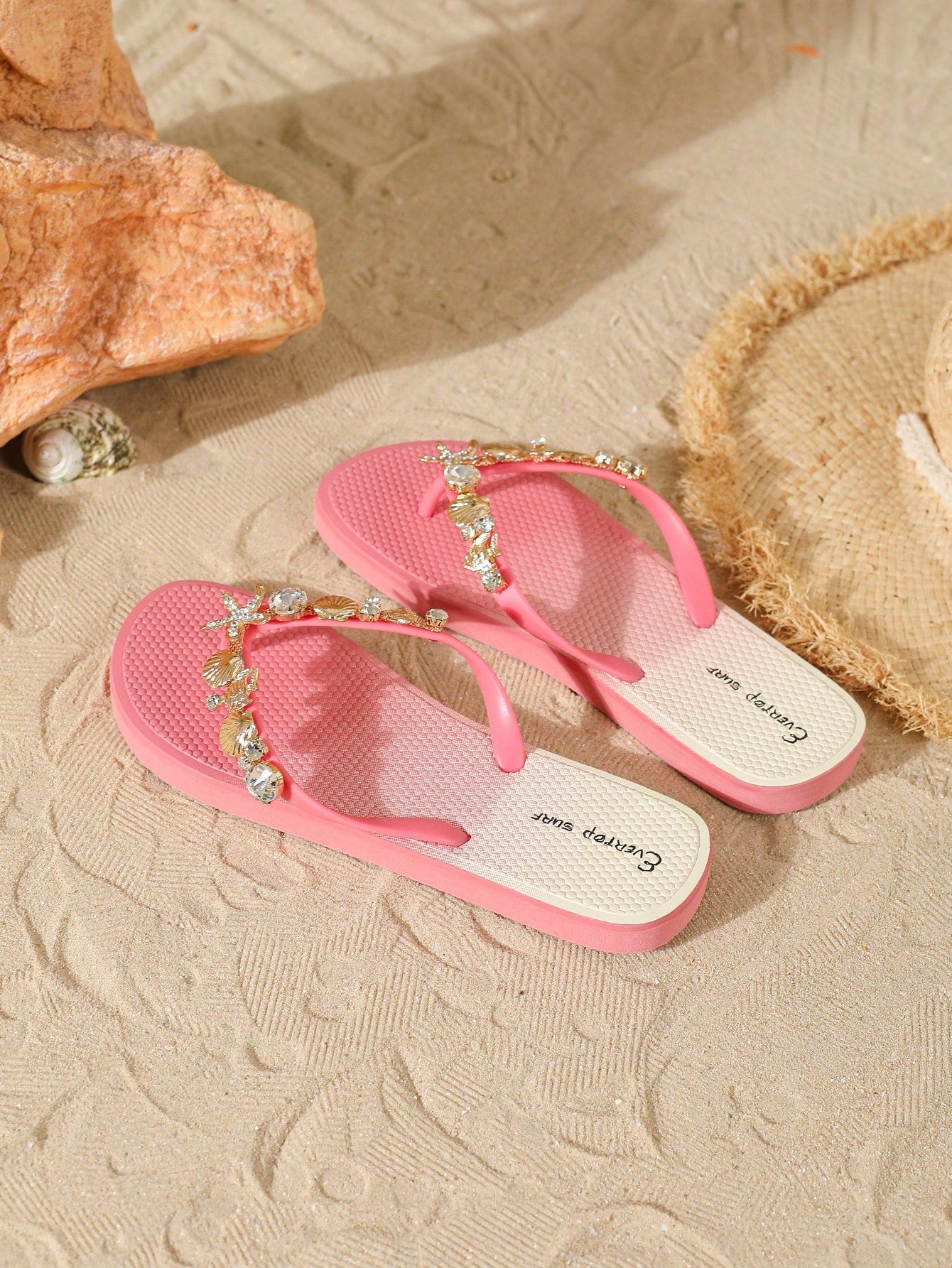 Women’s fashion flip flops with thong strap, beaded shell chain decoration, and removable decor chain detail, designed with a soft flat sole for beach and vacation use.