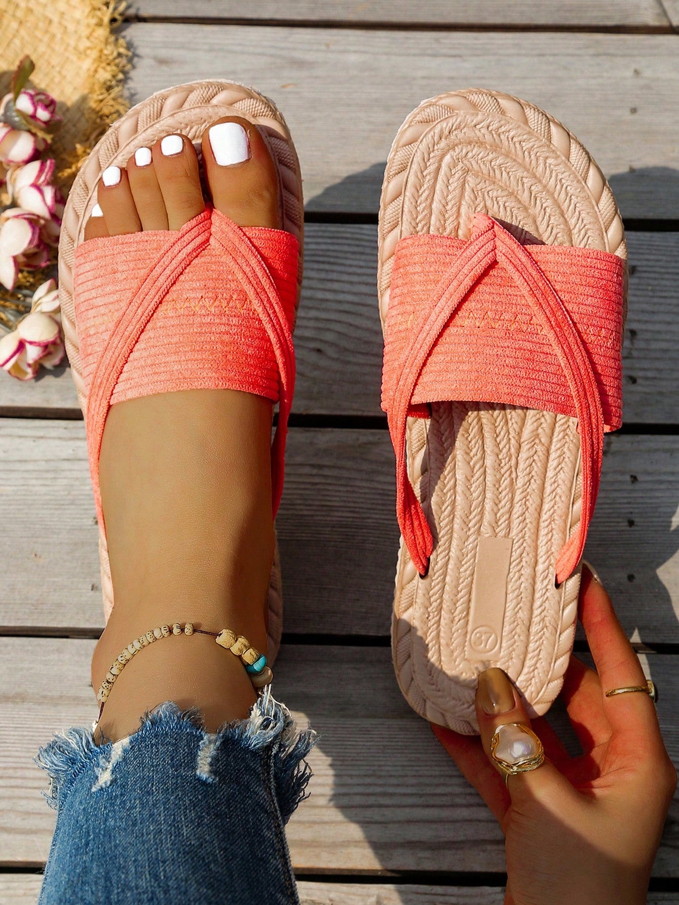 Women's open-toe flat beach sandals with toe ring strap and bow decoration, lightweight slip-on style for vacation and outdoor use.