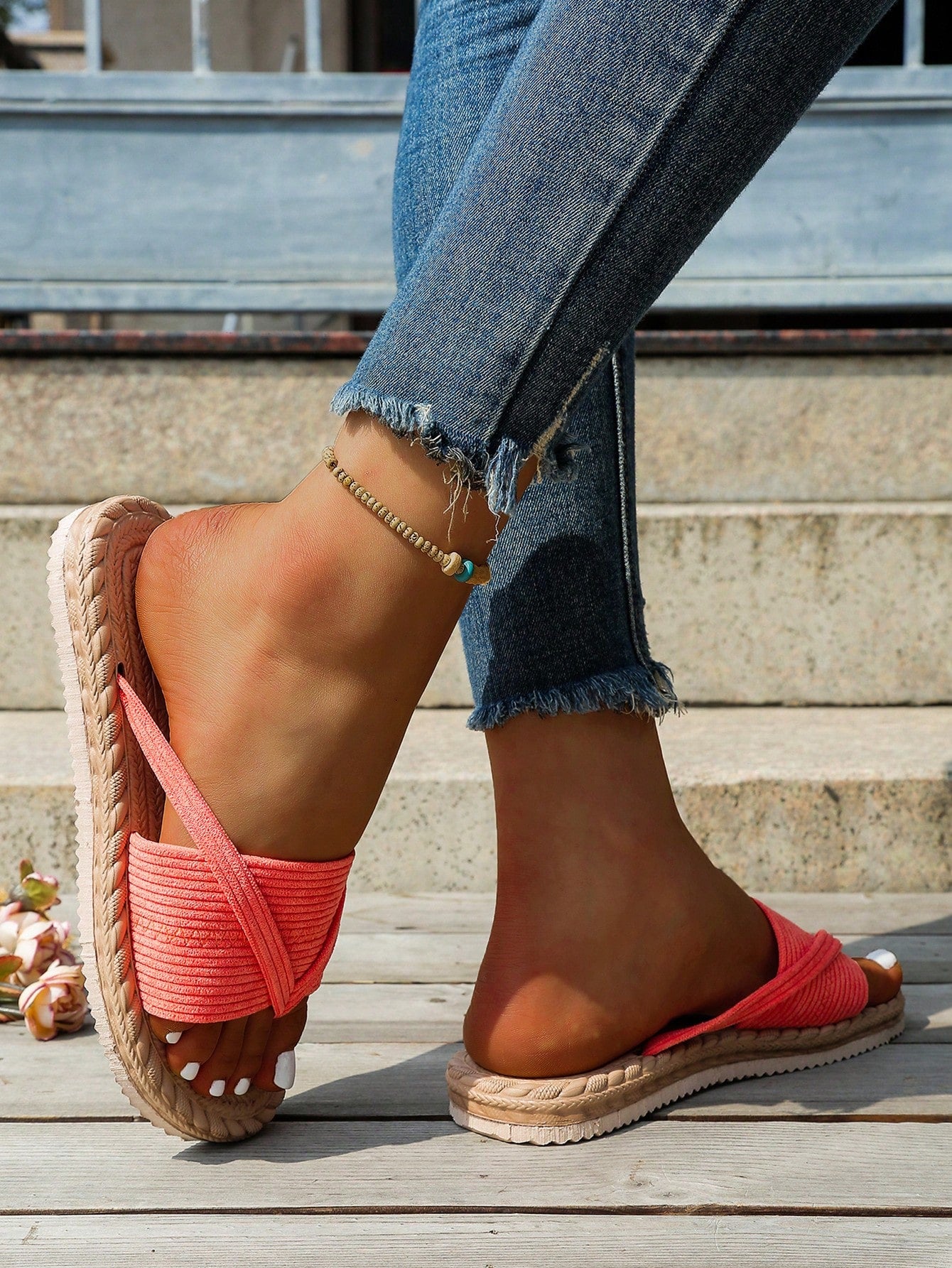 Women's open-toe flat beach sandals with toe ring strap and bow decoration, lightweight slip-on style for vacation and outdoor use.