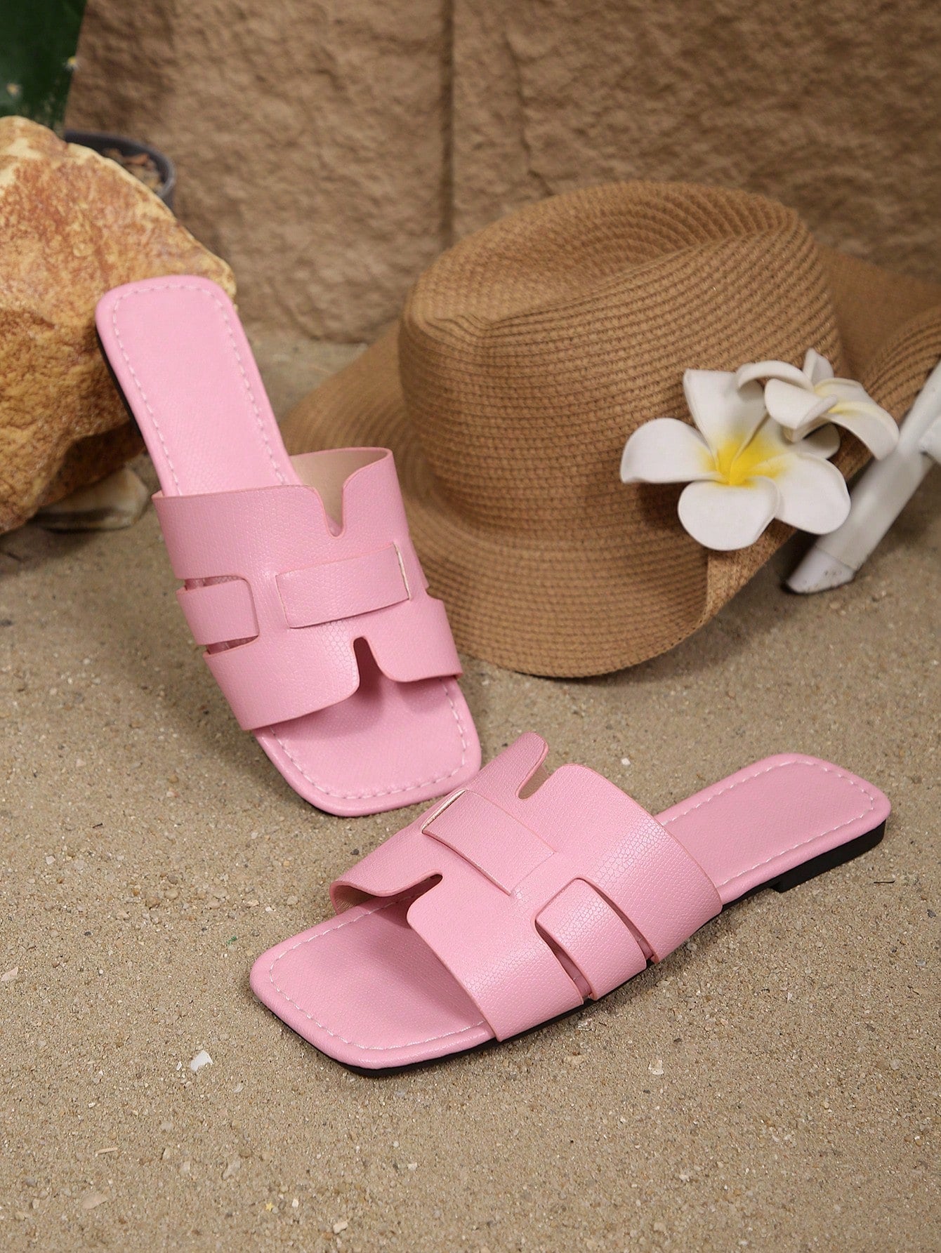 Women’s Korean style plus size flat sandals with open toe and hollow-out woven upper, classic casual beach design suitable for home or holiday wear.