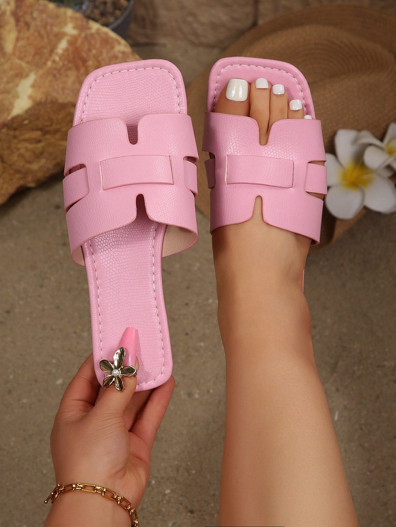Women’s Korean style plus size flat sandals with open toe and hollow-out woven upper, classic casual beach design suitable for home or holiday wear.