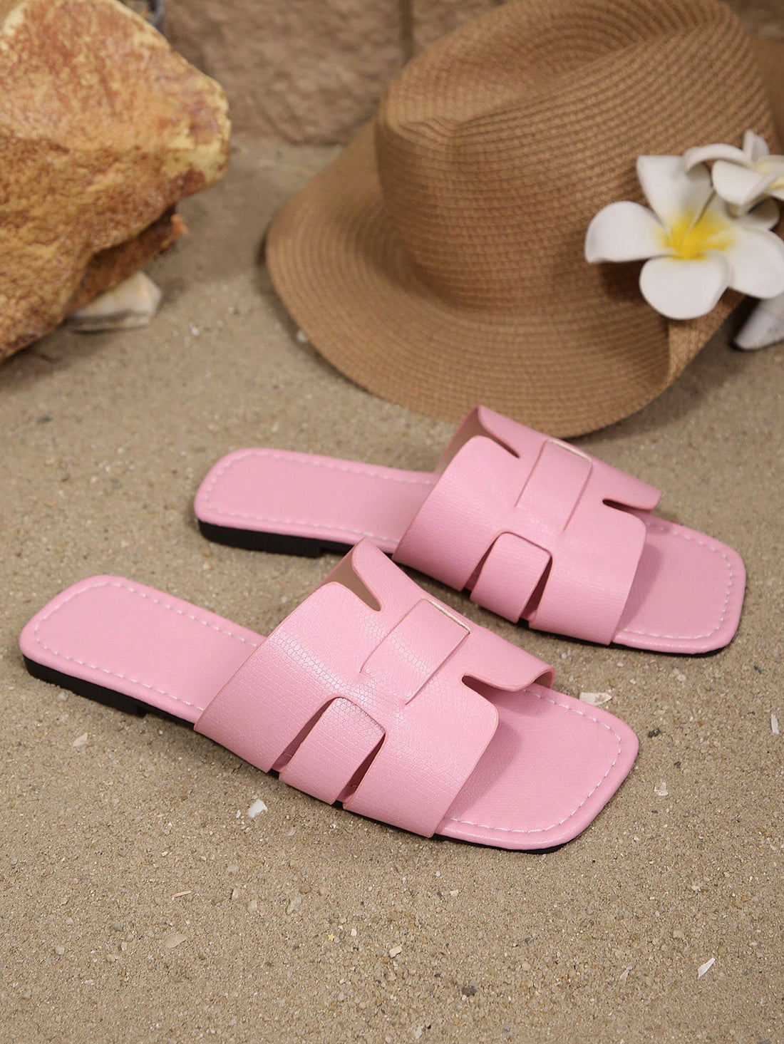 Women’s Korean style plus size flat sandals with open toe and hollow-out woven upper, classic casual beach design suitable for home or holiday wear.