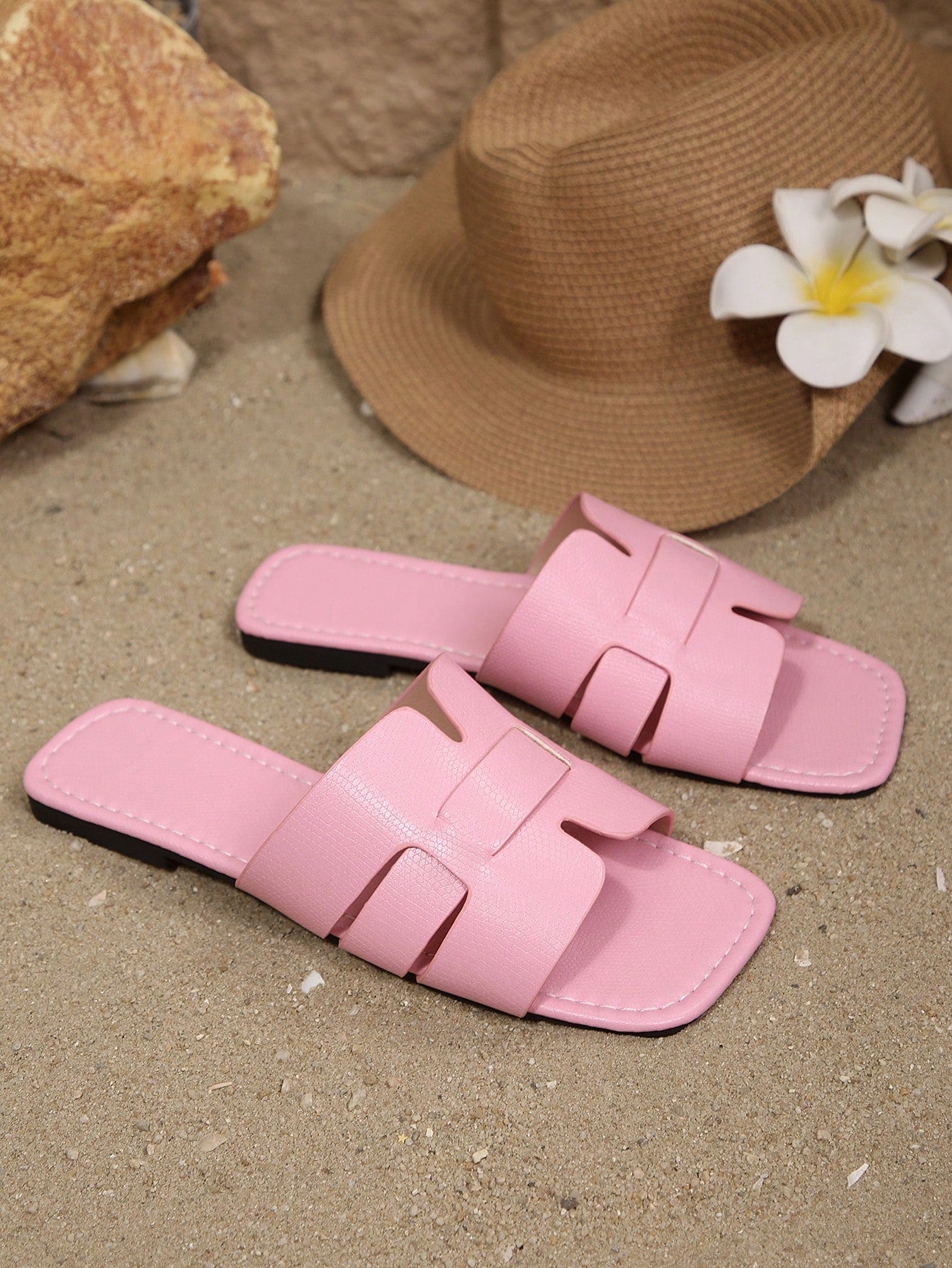 Women’s Korean style plus size flat sandals with open toe and hollow-out woven upper, classic casual beach design suitable for home or holiday wear.