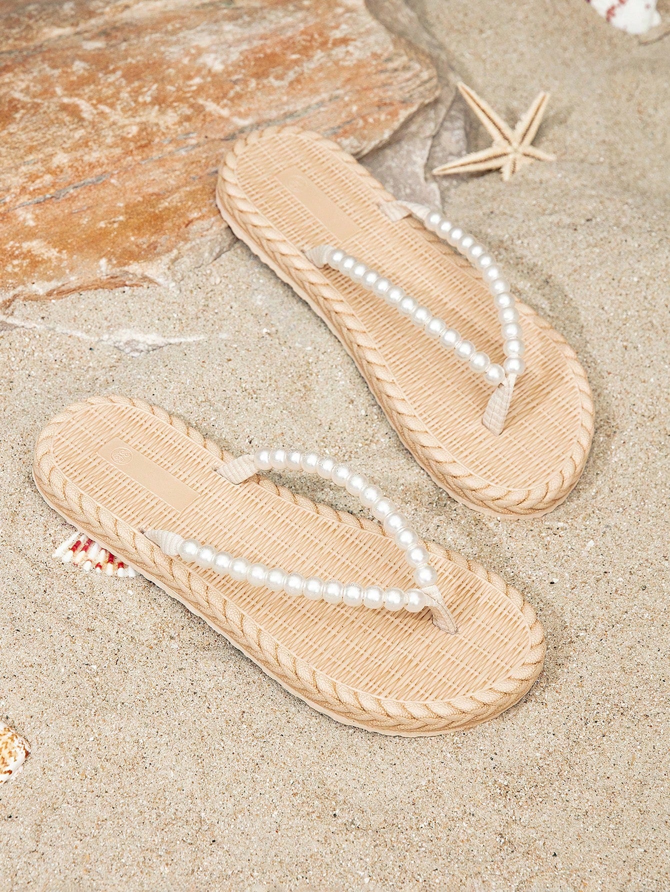 Women's classic leopard print flip flops with flat anti-slip sole, bohemian summer beach slipper style for outdoor wear