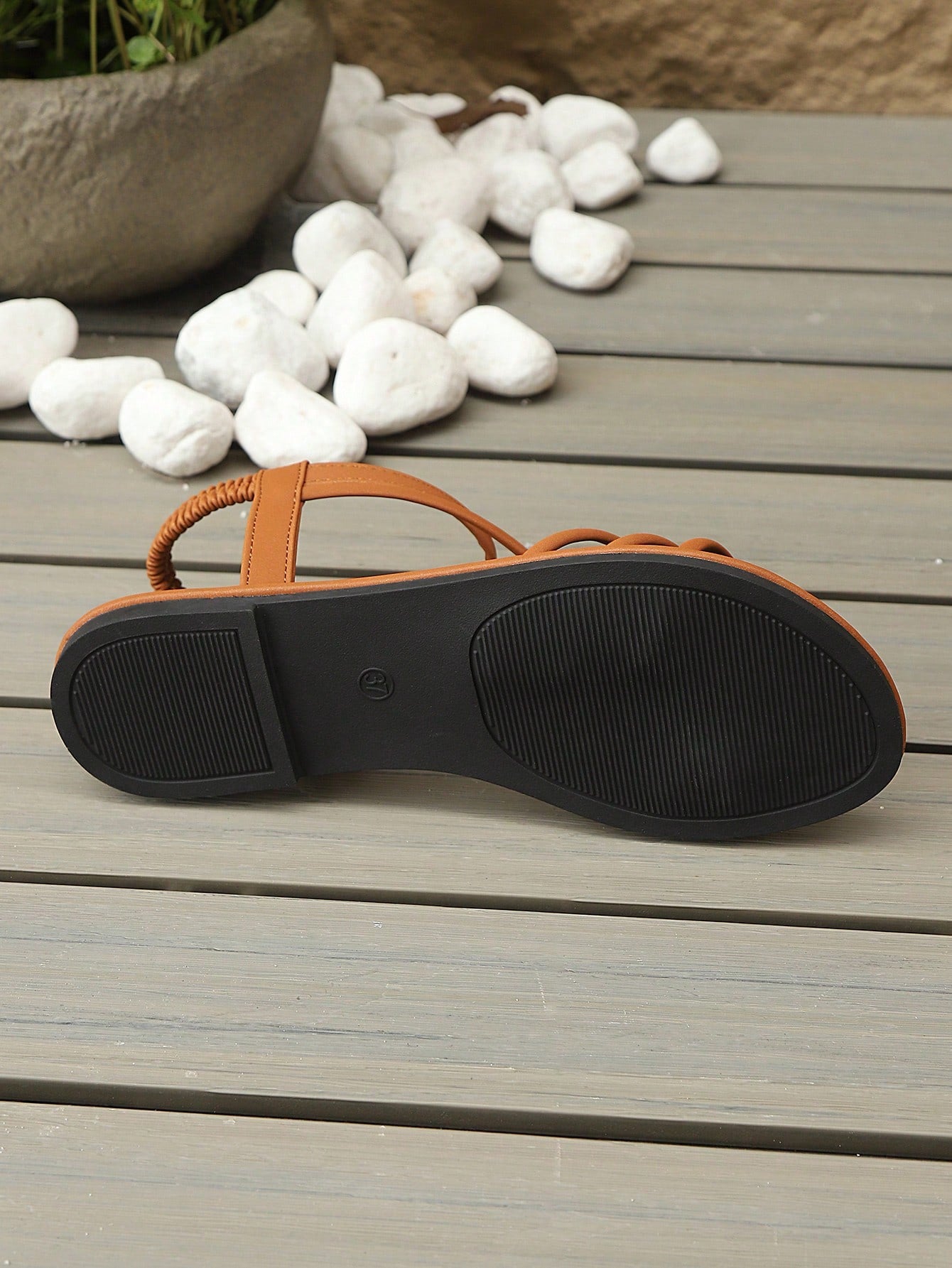 Women's minimalist multi-strap flat open-toe sandals in a classic casual style for daily wear, commuting, beach, travel, gatherings, and holidays.