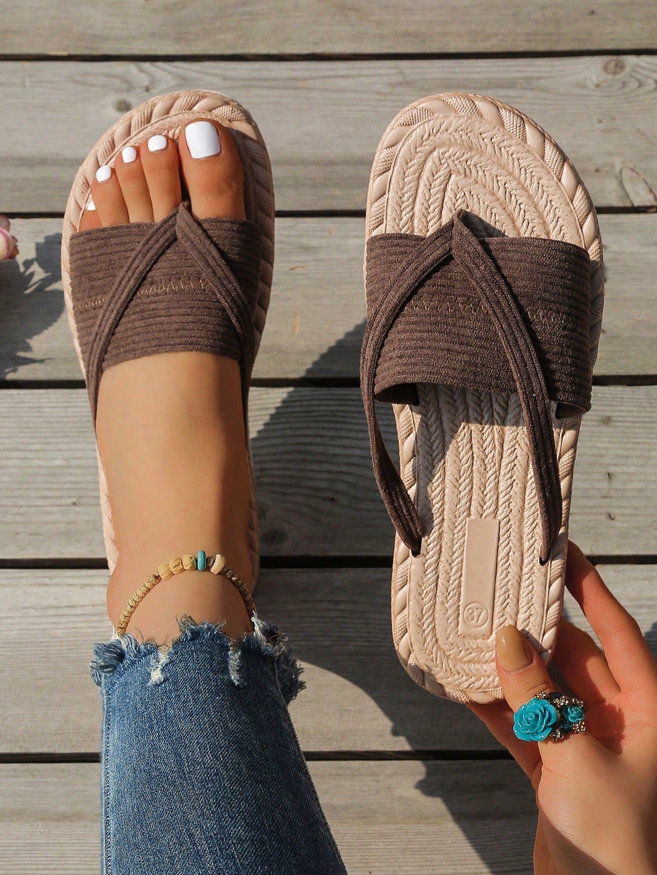 Women's open-toe flat beach sandals with toe ring strap and bow decoration, lightweight slip-on style for vacation and outdoor use.