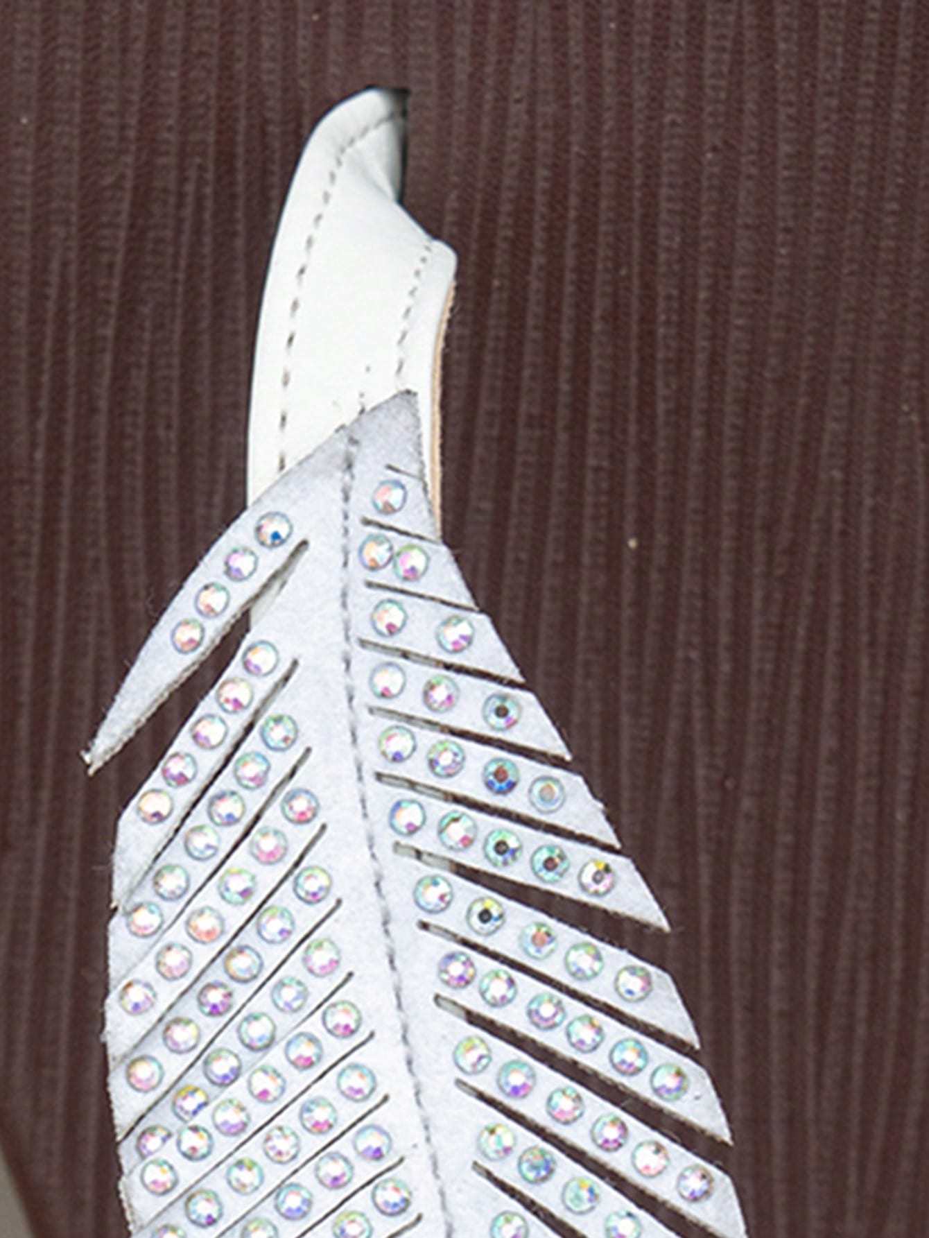 Women’s white flat thong sandals with toe-post design, leaf rhinestone embellishment, and buckle detail, suitable for beach, walking, and home wear.