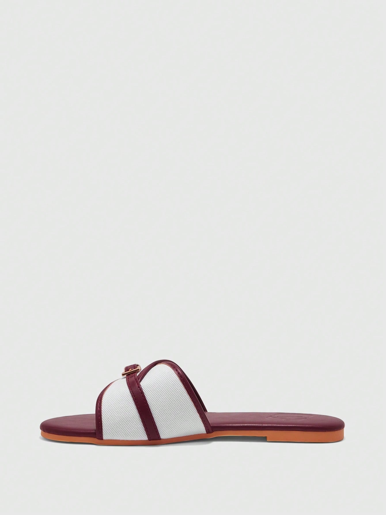 Women's flat slide sandals featuring a simple buckle strap and color block design, in brown tones, with a flat sole for casual vacation and outdoor wear.