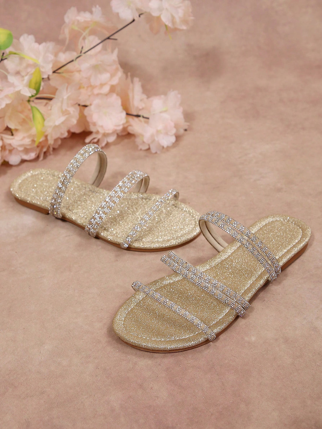 Women's chic flat sandals with ankle strap, cut-out design, colorblock pattern, and open toe, suitable for casual streetwear and beach wear.
