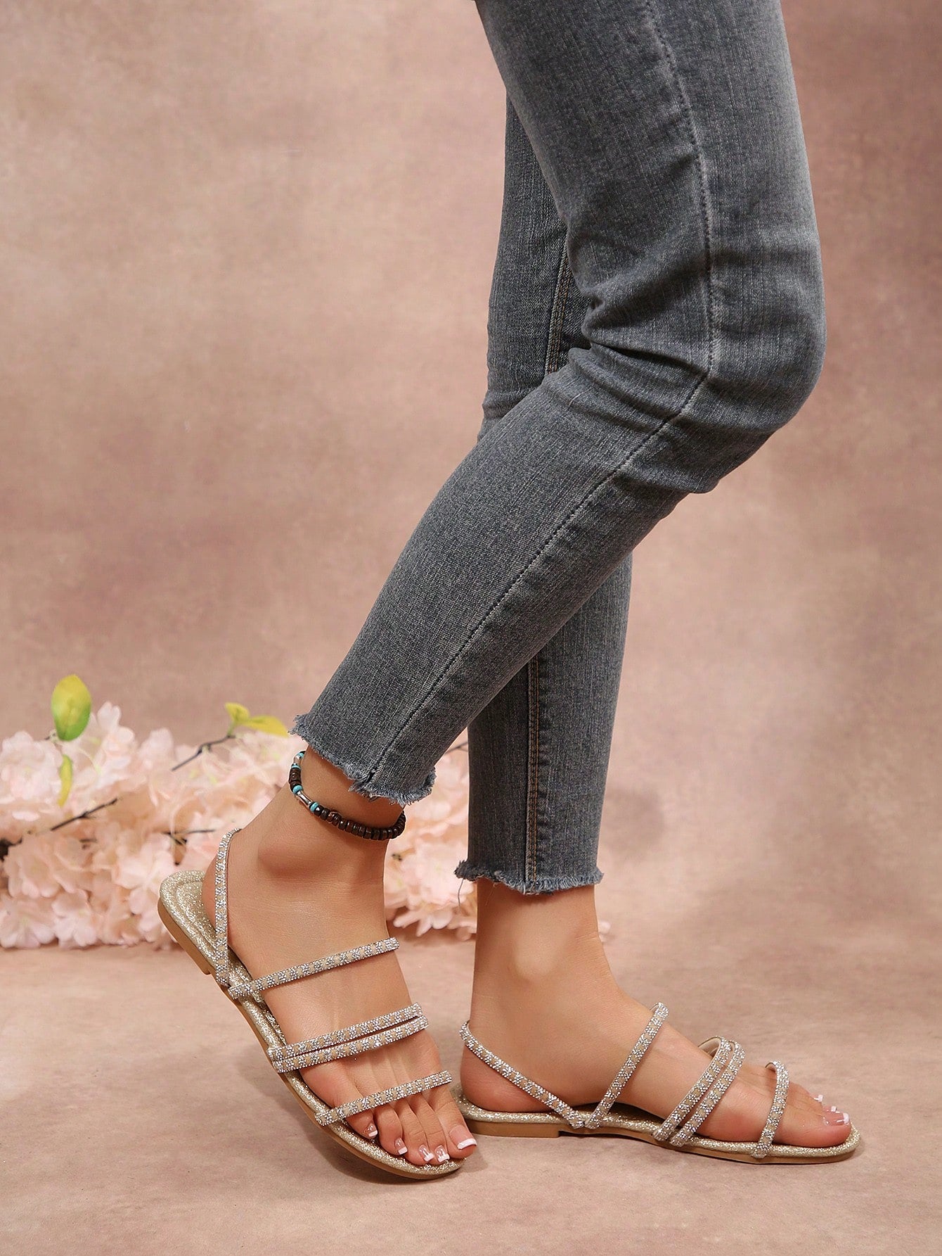 Women's chic flat sandals with ankle strap, cut-out design, colorblock pattern, and open toe, suitable for casual streetwear and beach wear.