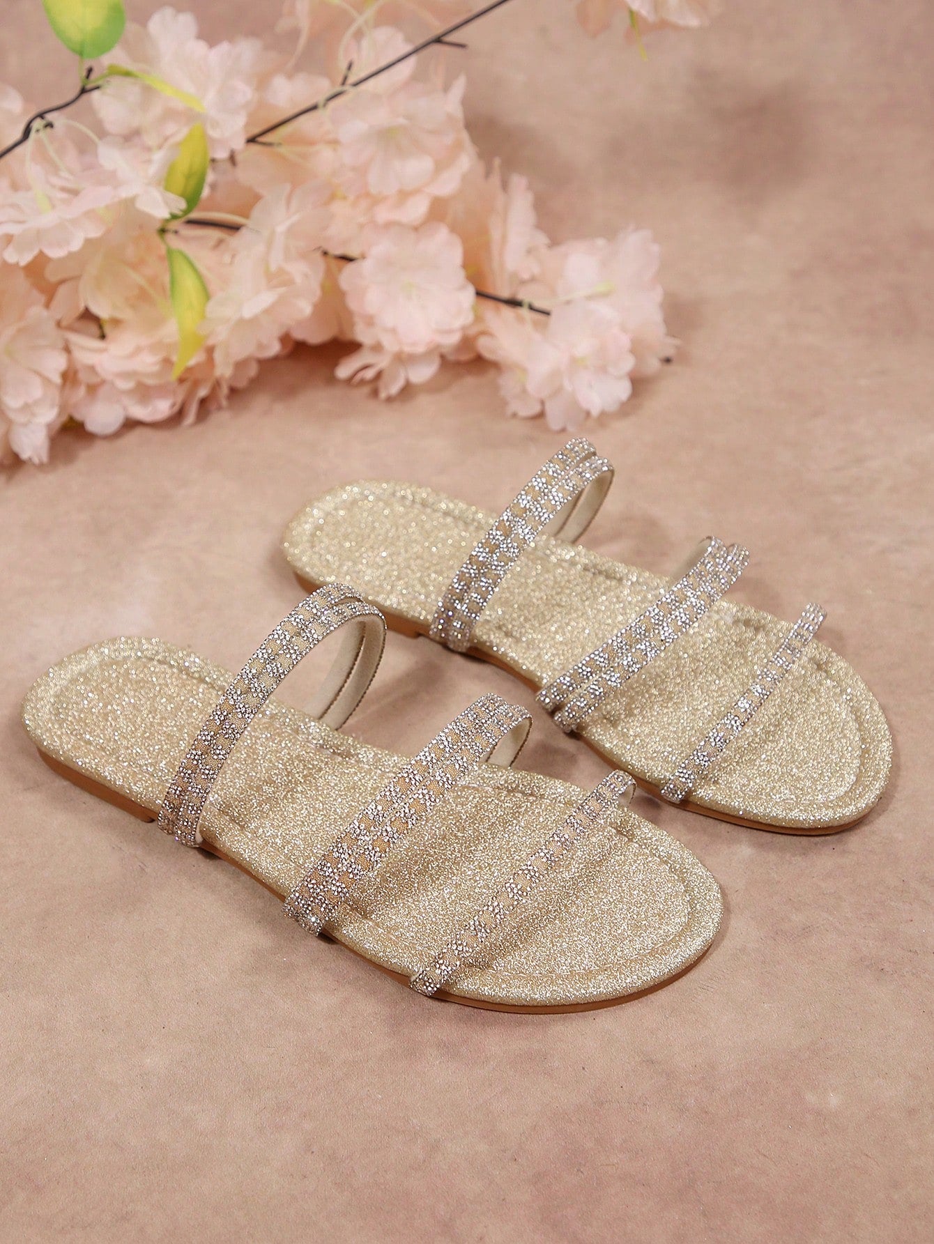 Women's chic flat sandals with ankle strap, cut-out design, colorblock pattern, and open toe, suitable for casual streetwear and beach wear.