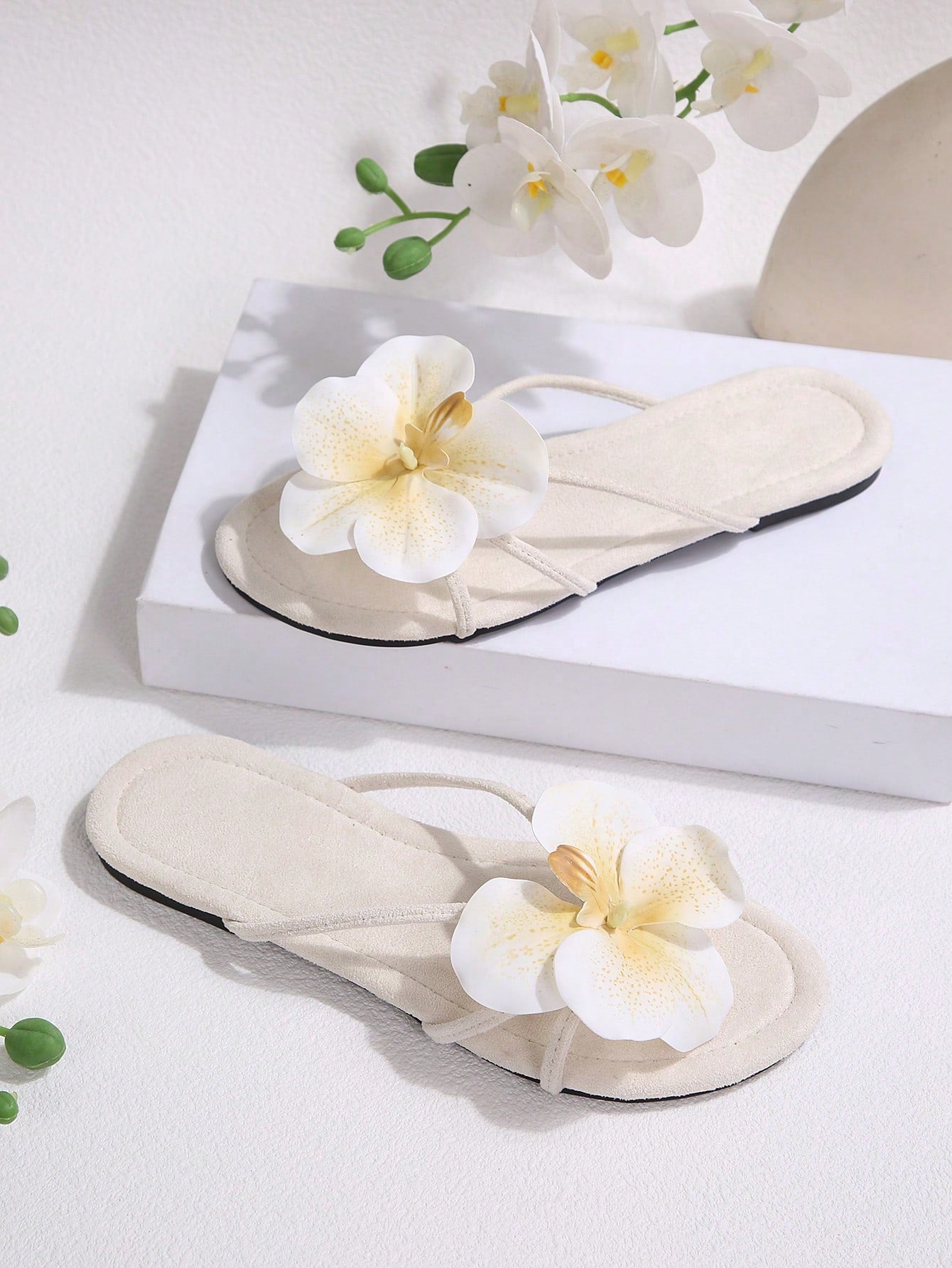 Women's open-toe flat slide sandals with a single strap and applique detail, glamorous casual style for beach and daily wear.
