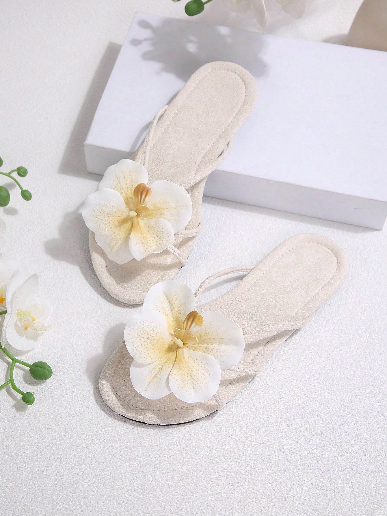 Women's open-toe flat slide sandals with a single strap and applique detail, glamorous casual style for beach and daily wear.
