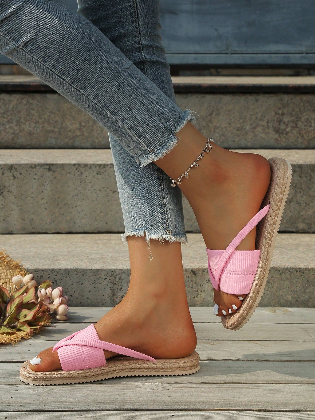 Women's open-toe flat beach sandals with toe ring strap and bow decoration, lightweight slip-on style for vacation and outdoor use.