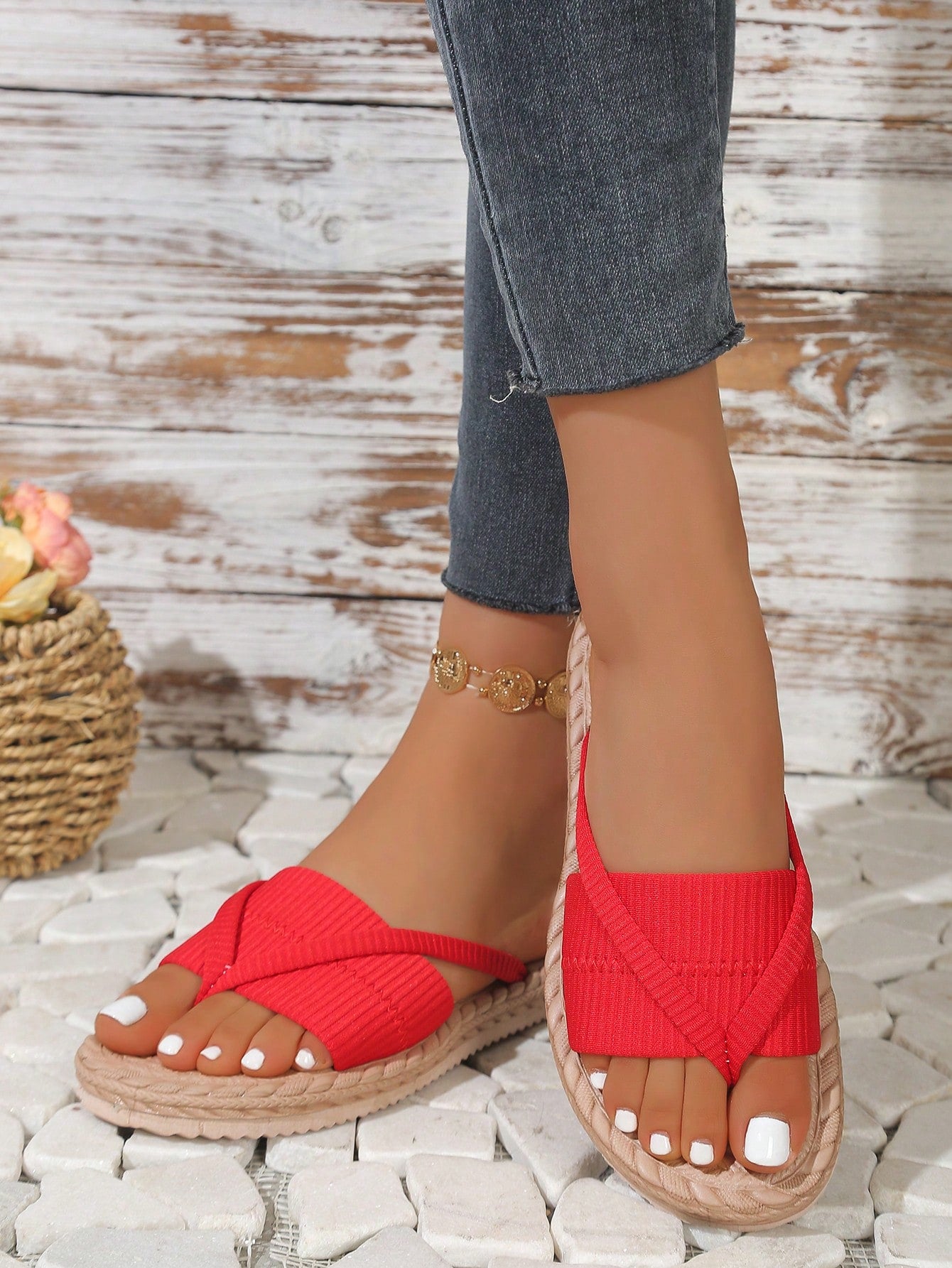Women's open-toe flat beach sandals with toe ring strap and bow decoration, lightweight slip-on style for vacation and outdoor use.