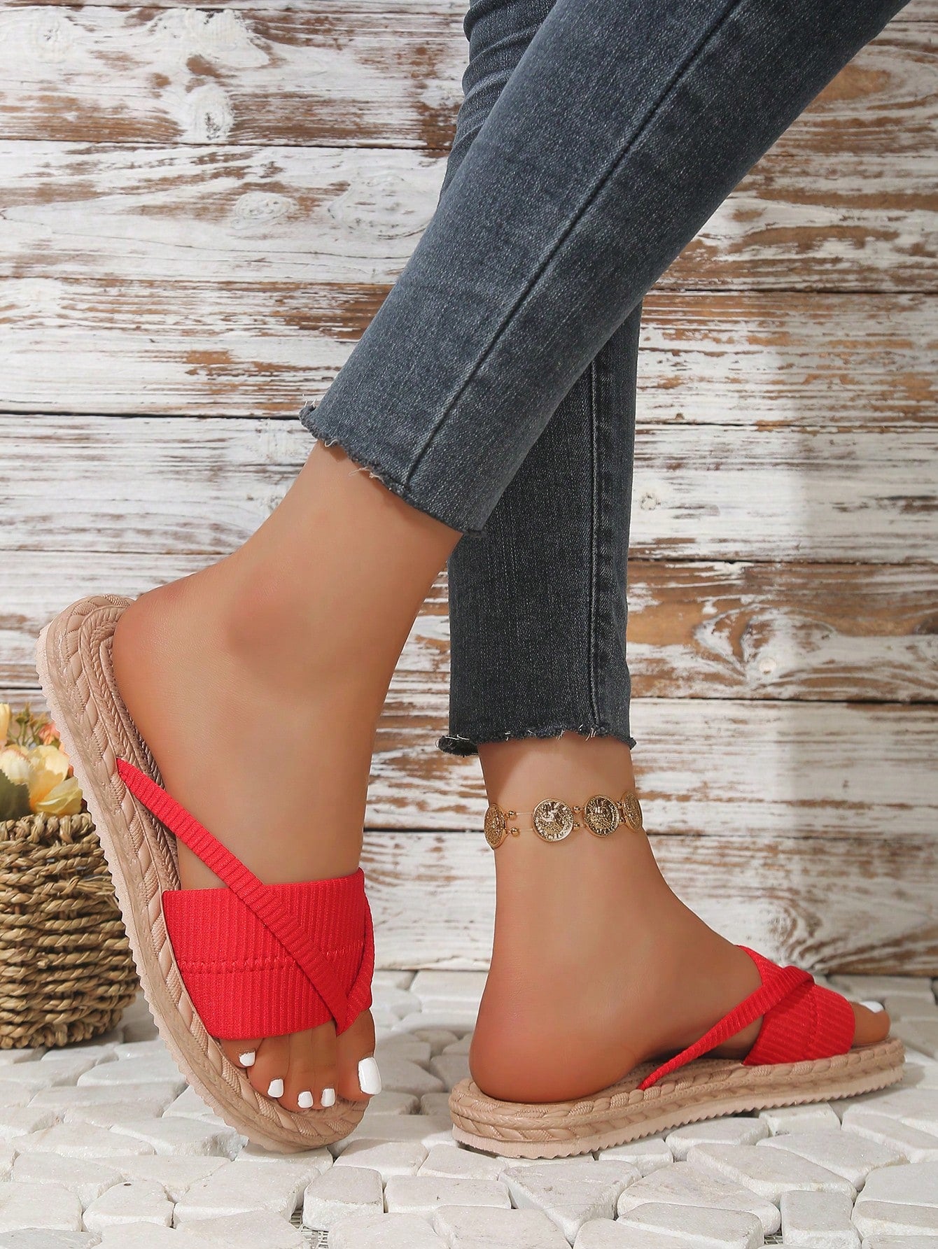 Women's open-toe flat beach sandals with toe ring strap and bow decoration, lightweight slip-on style for vacation and outdoor use.