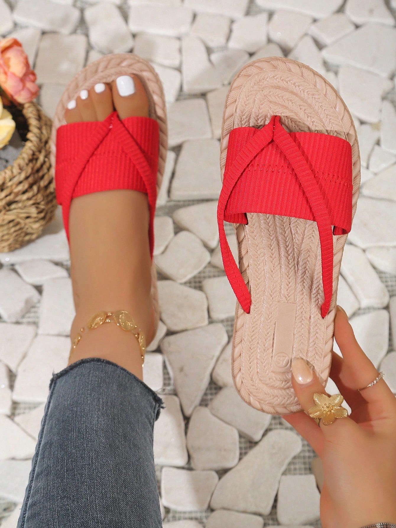 Women's open-toe flat beach sandals with toe ring strap and bow decoration, lightweight slip-on style for vacation and outdoor use.