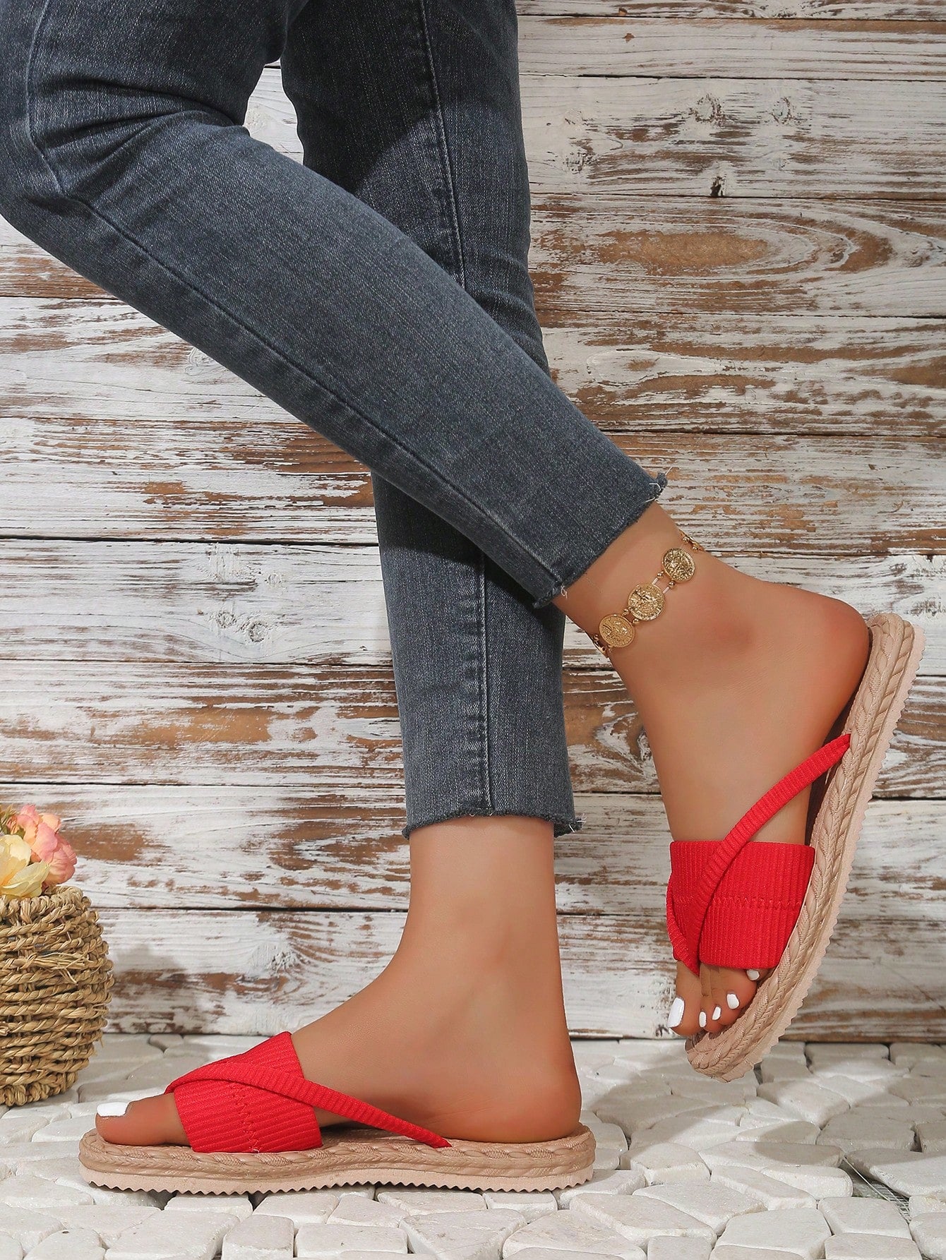 Women's open-toe flat beach sandals with toe ring strap and bow decoration, lightweight slip-on style for vacation and outdoor use.