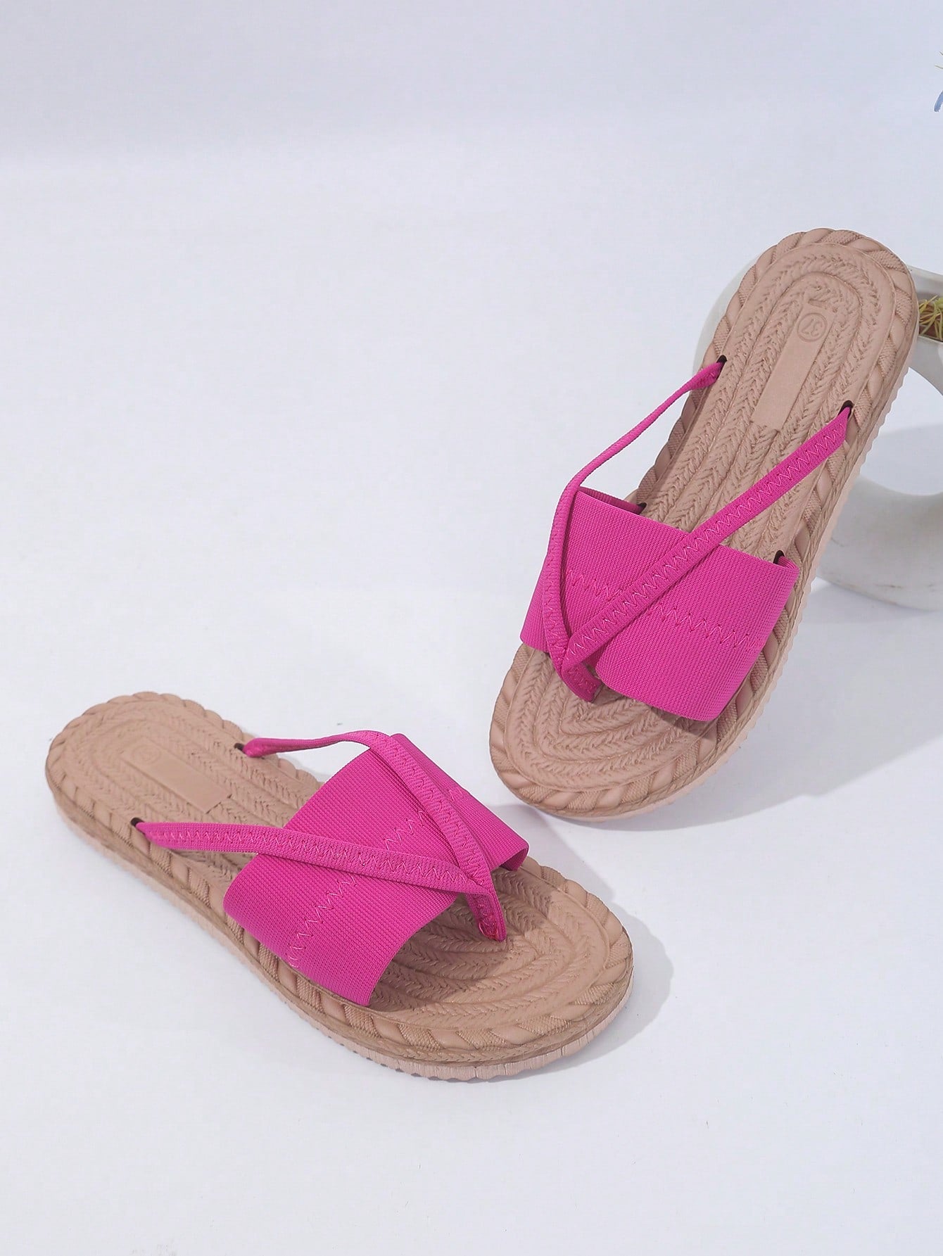 Women's open-toe flat beach sandals with toe ring strap and bow decoration, lightweight slip-on style for vacation and outdoor use.