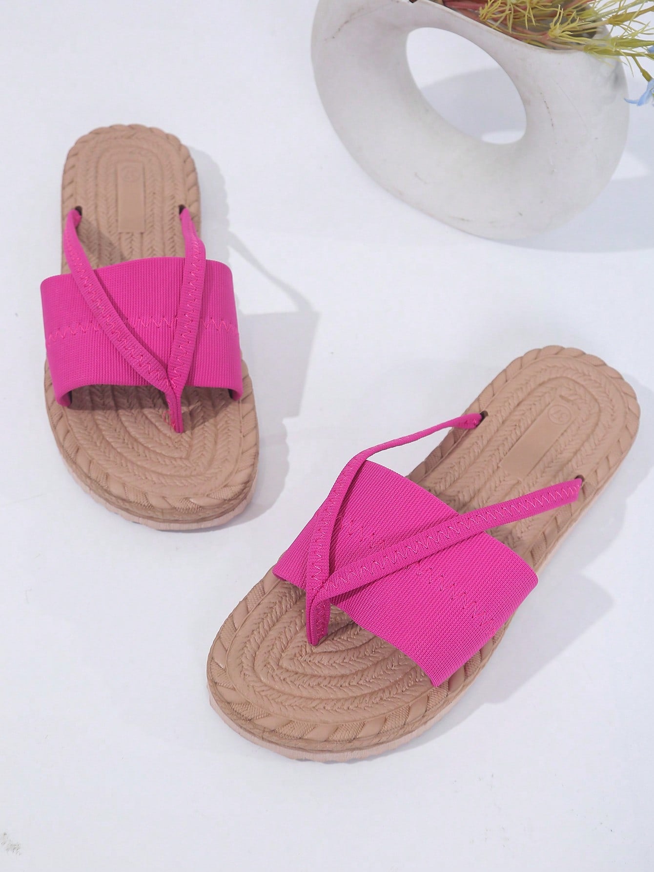 Women's open-toe flat beach sandals with toe ring strap and bow decoration, lightweight slip-on style for vacation and outdoor use.