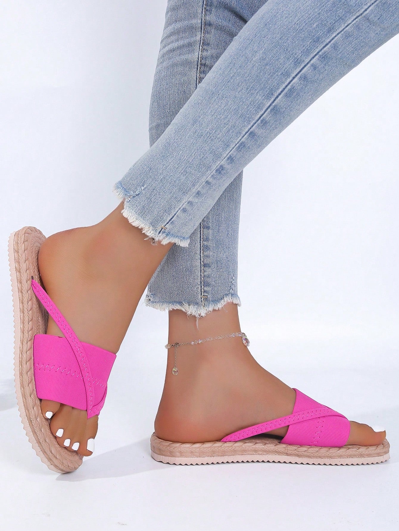 Women's open-toe flat beach sandals with toe ring strap and bow decoration, lightweight slip-on style for vacation and outdoor use.