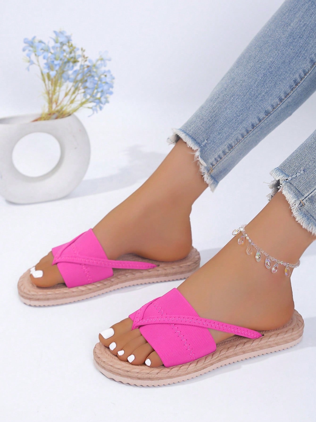 Women's open-toe flat beach sandals with toe ring strap and bow decoration, lightweight slip-on style for vacation and outdoor use.