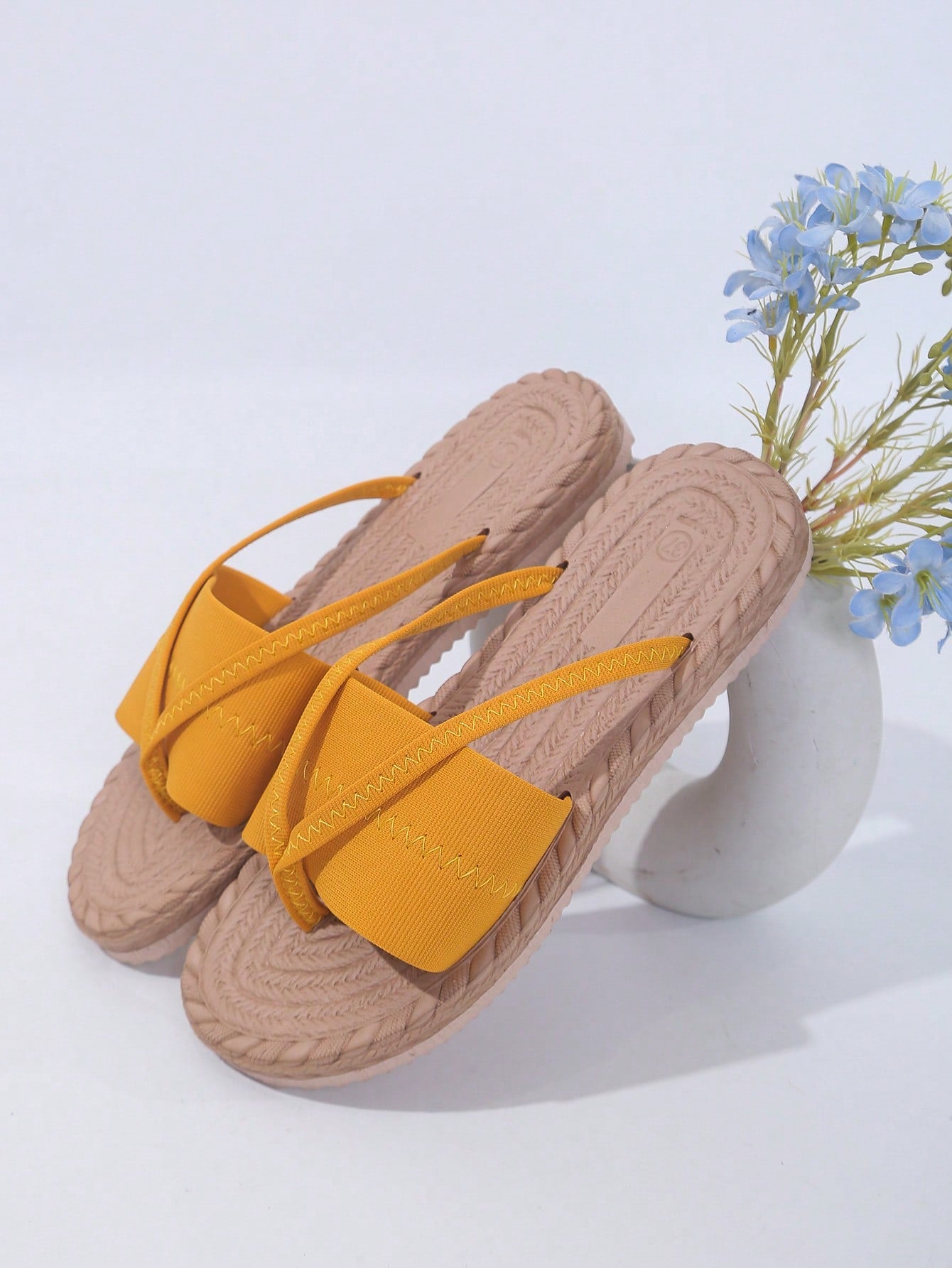 Women's open-toe flat beach sandals with toe ring strap and bow decoration, lightweight slip-on style for vacation and outdoor use.