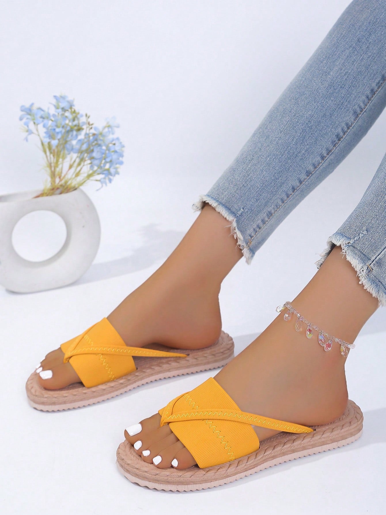 Women's open-toe flat beach sandals with toe ring strap and bow decoration, lightweight slip-on style for vacation and outdoor use.
