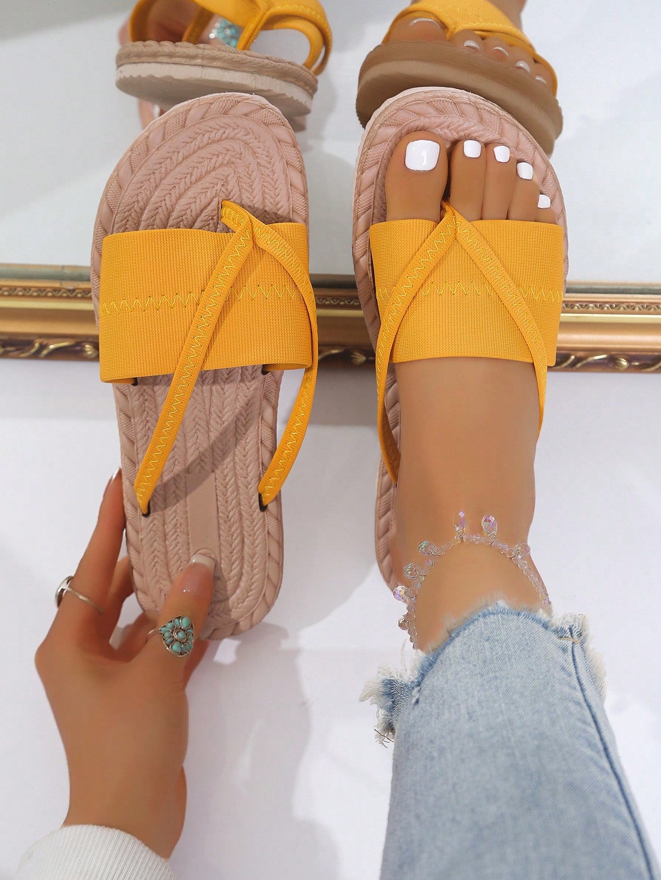 Women's open-toe flat beach sandals with toe ring strap and bow decoration, lightweight slip-on style for vacation and outdoor use.