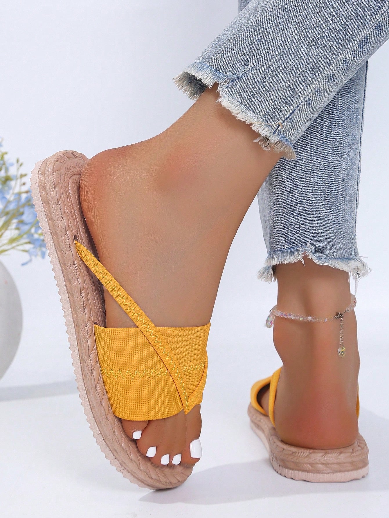 Women's open-toe flat beach sandals with toe ring strap and bow decoration, lightweight slip-on style for vacation and outdoor use.