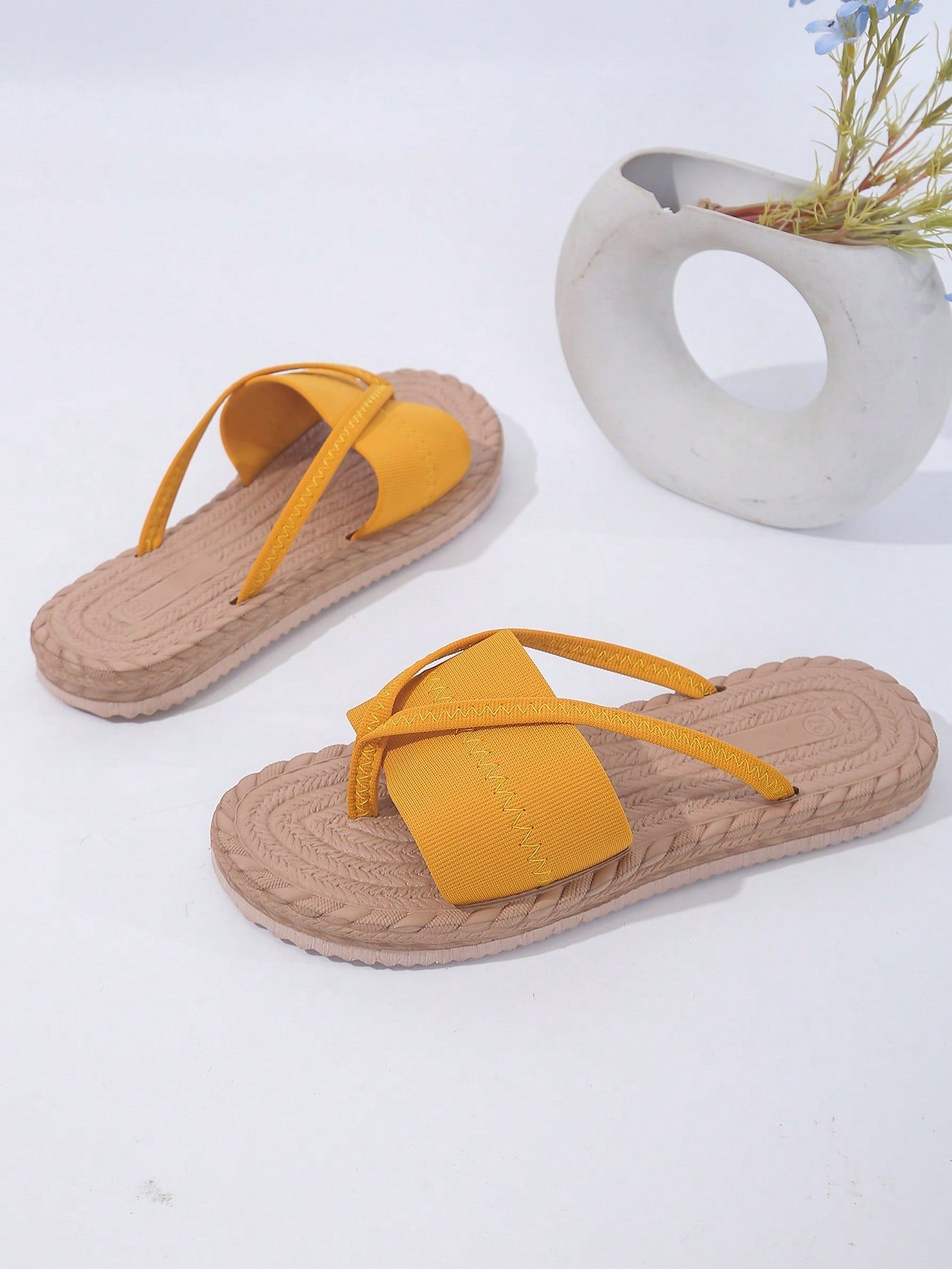 Women's open-toe flat beach sandals with toe ring strap and bow decoration, lightweight slip-on style for vacation and outdoor use.