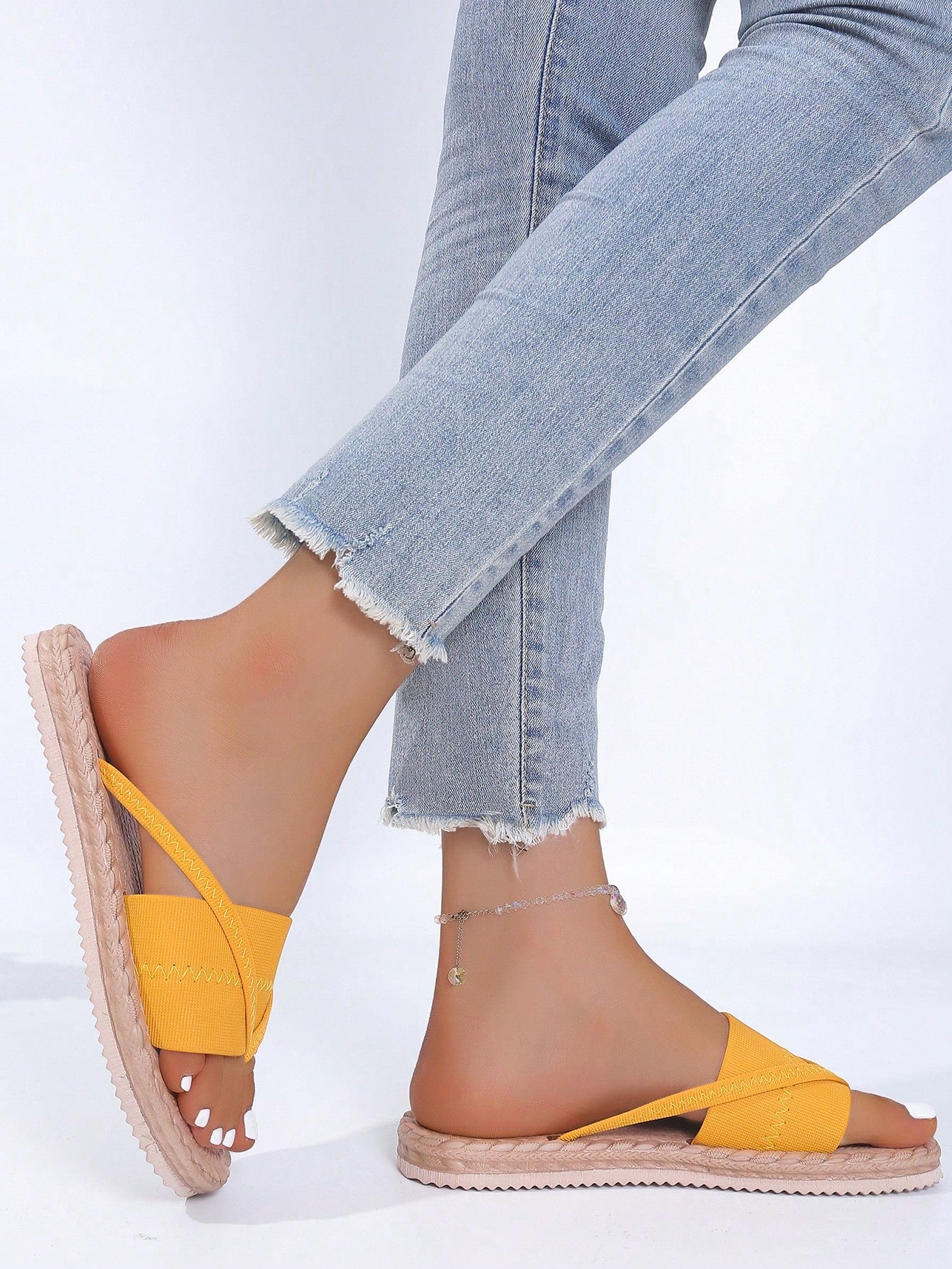 Women's open-toe flat beach sandals with toe ring strap and bow decoration, lightweight slip-on style for vacation and outdoor use.