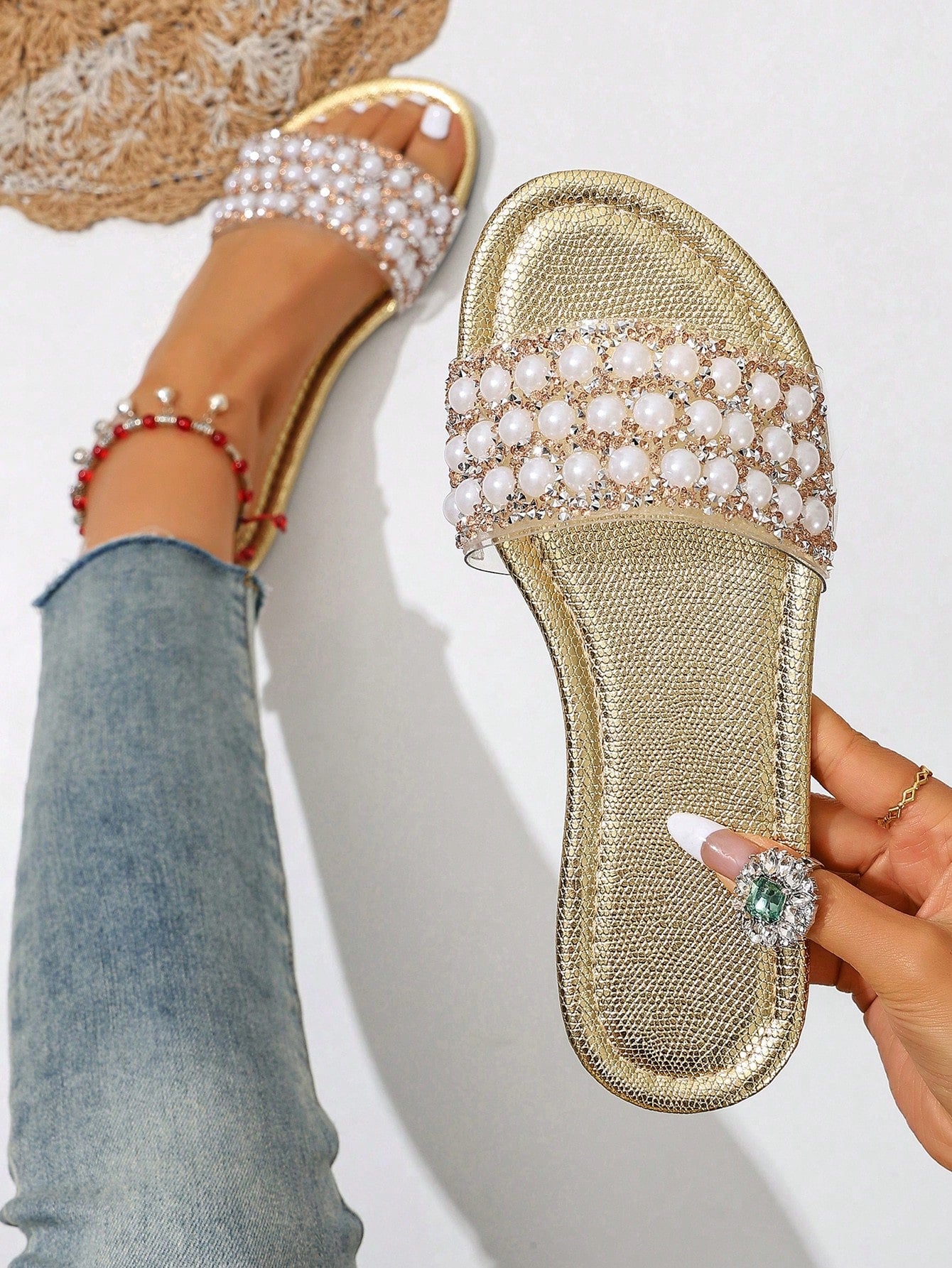 Women’s Korean-style open-toe woven flat slide sandals with a Roman-inspired strap design, suitable for beach outings and casual spring and summer wear.