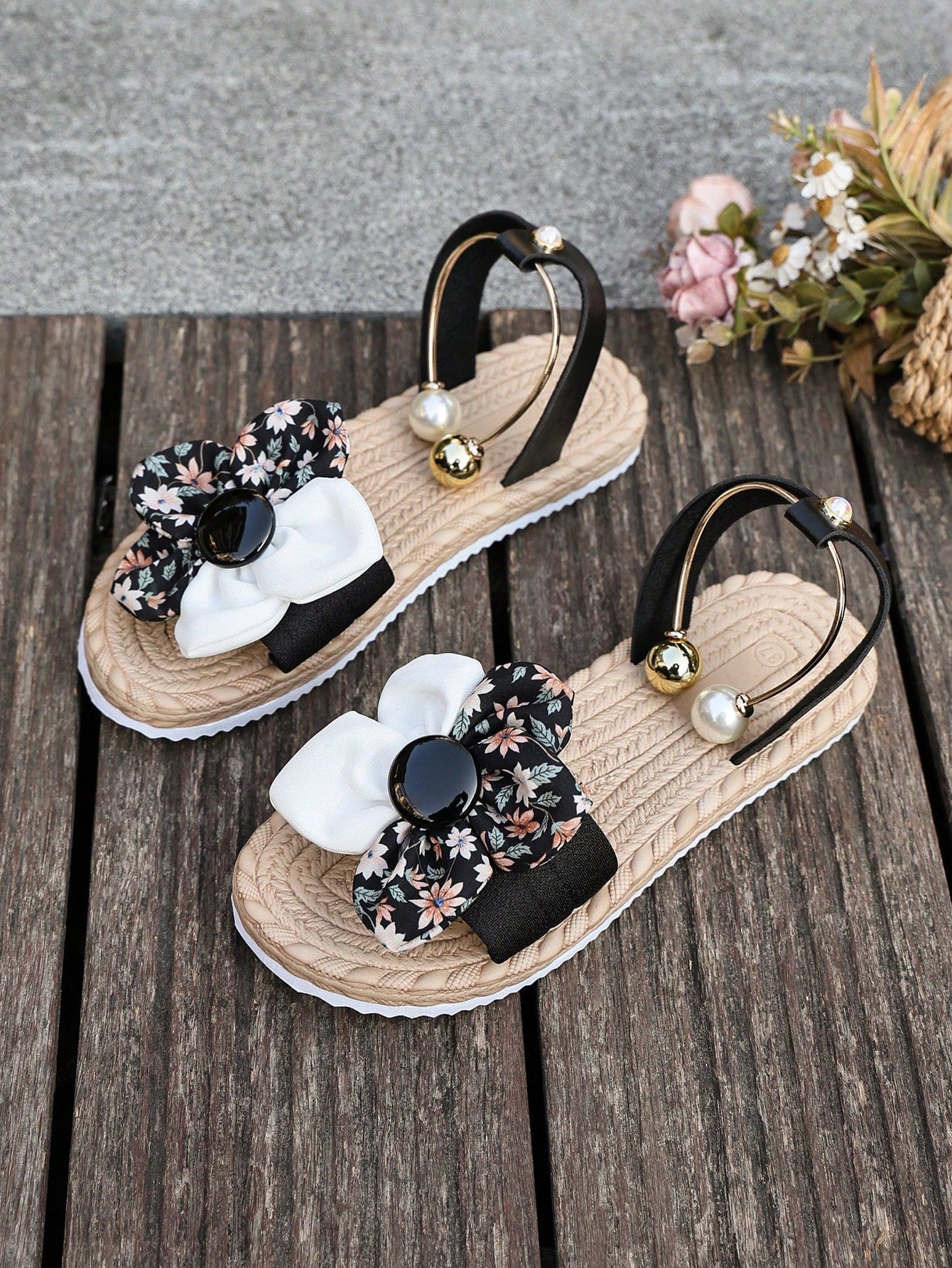 Women's floral beach slip-on flat sandals with soft non-slip sole and classic open sandal design in beige.