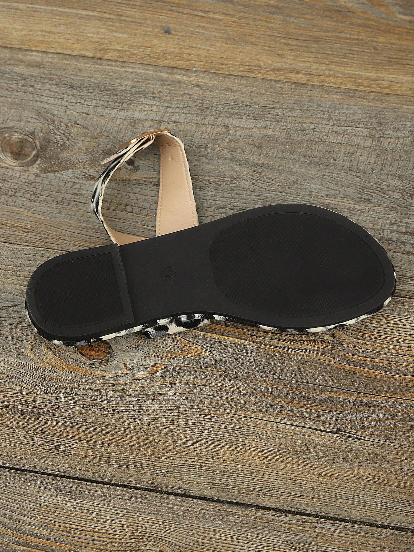 Women's leopard print flat thong slide sandals with open toe and adjustable strap, casual vacation and beach footwear